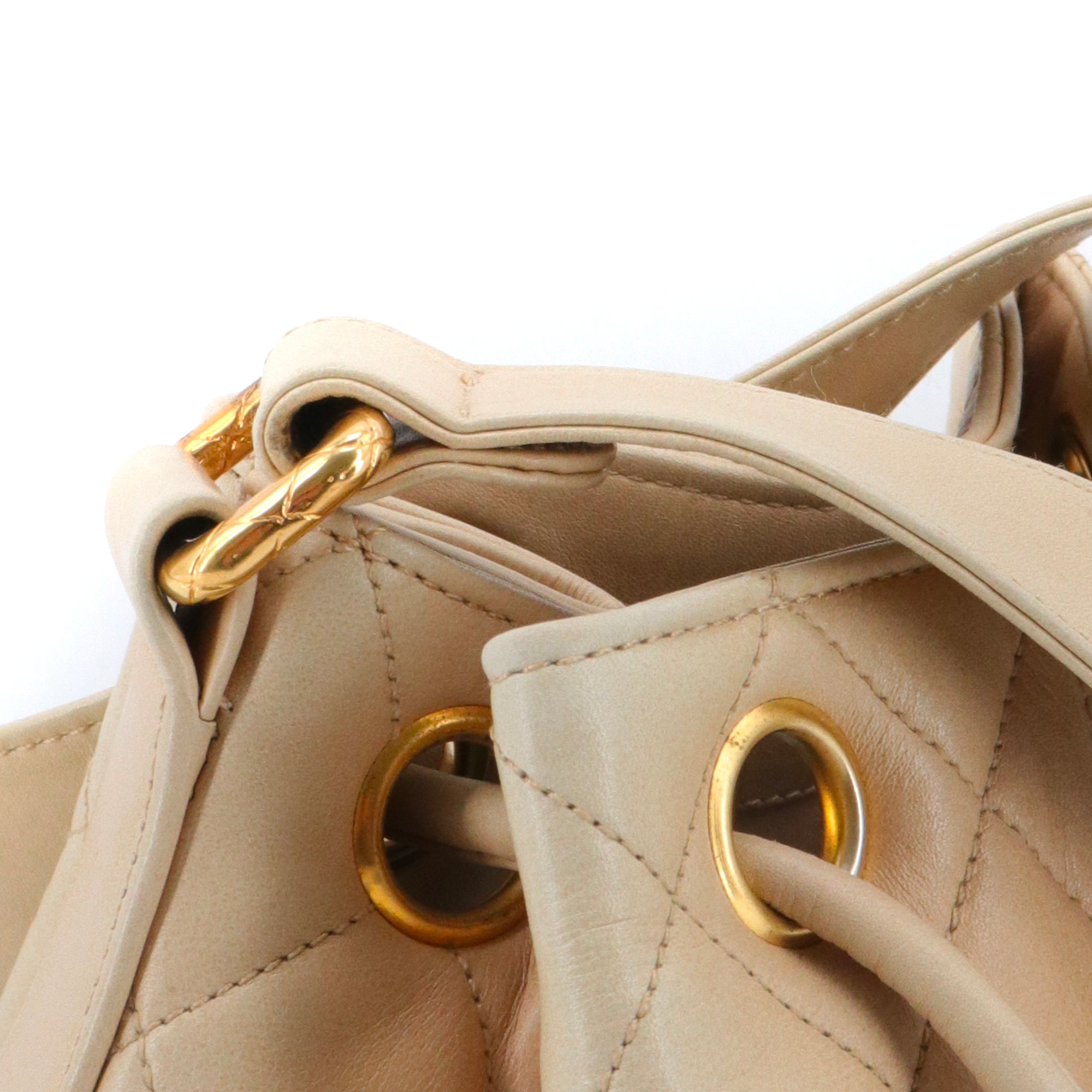 CHANEL - Sac à bandoulière Cocoball Chanel vintage en cuir matelassé beige