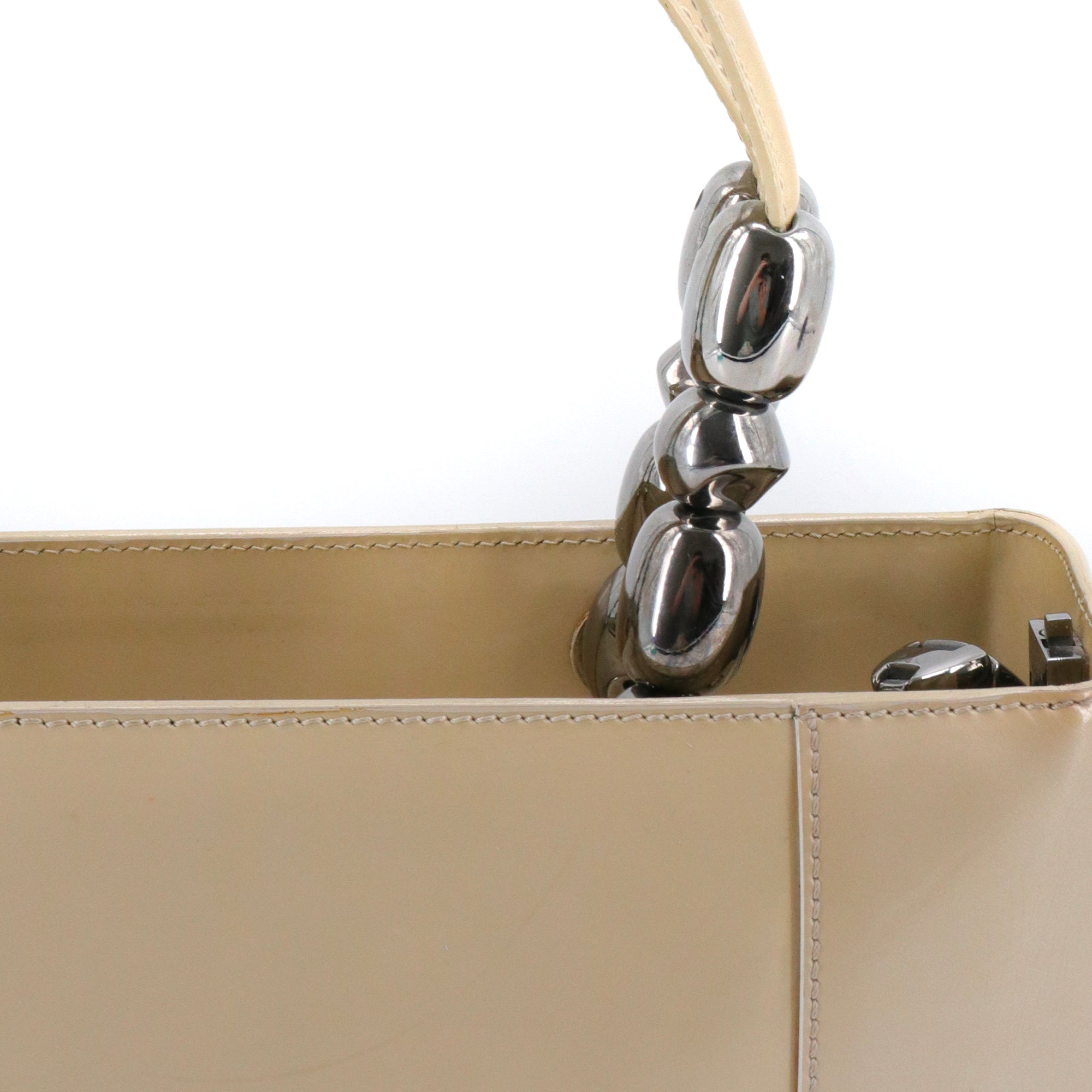 DIOR - Sac à bandoulière Lady Perla Dior en cuir verni beige