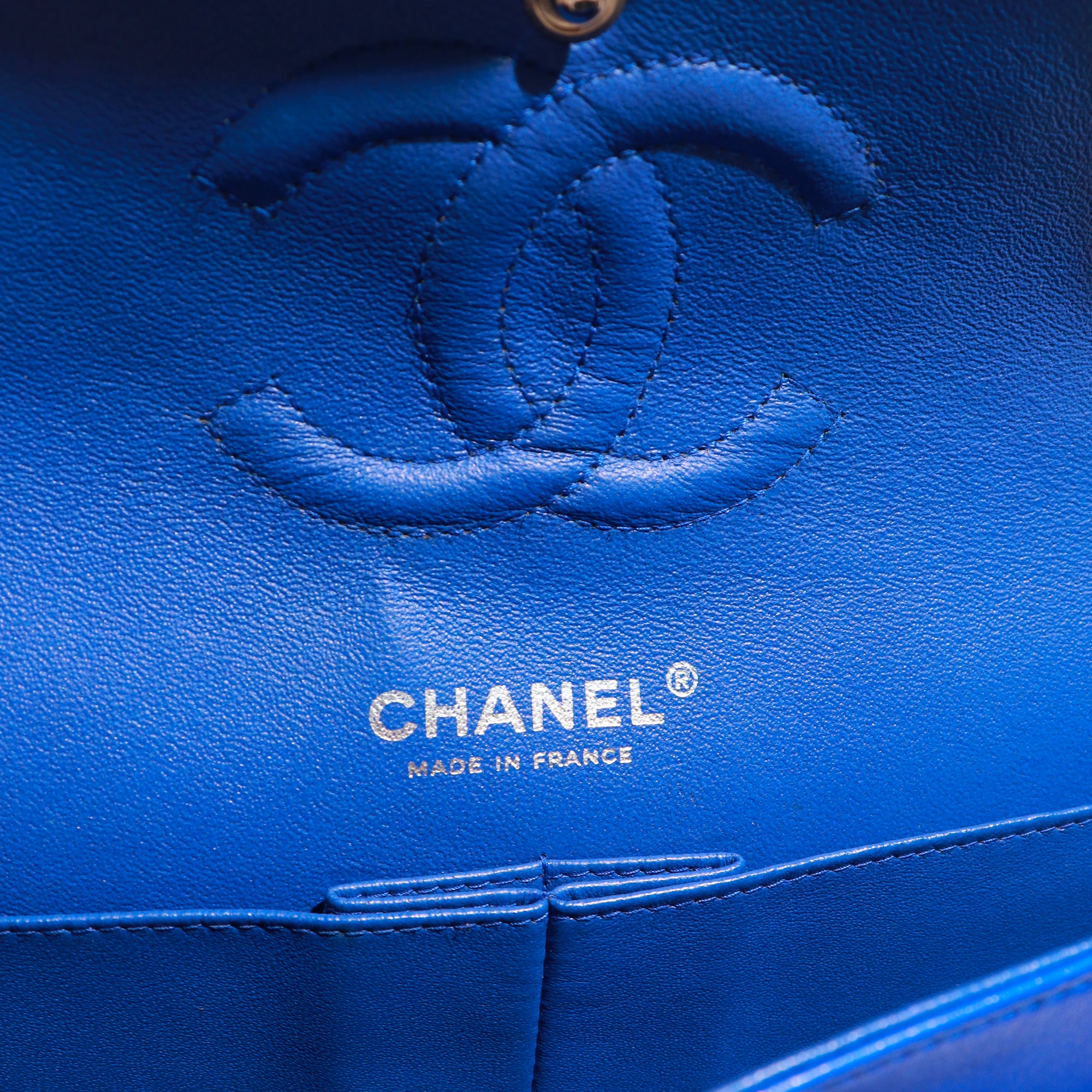 CHANEL - Sac à main Timeless 25 double flap en cuir matelassé bleu électrique