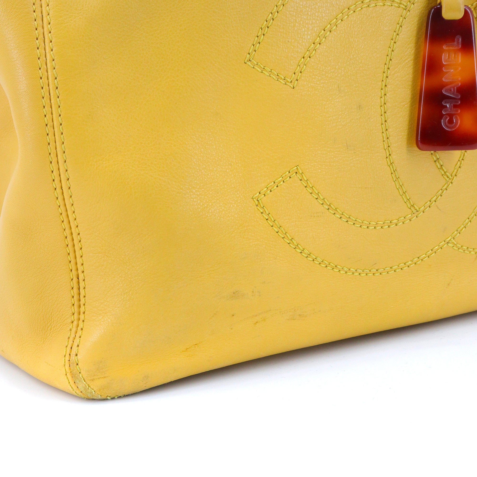 CHANEL - Sac à main Drawstring Ring Handle Chanel en cuir jaune vintage