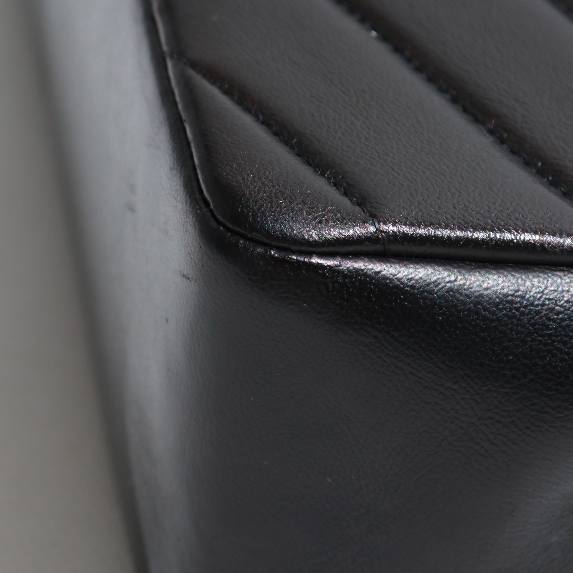 CHANEL - Sac à main Timeless 25 cuir chevrons noir édition limitée