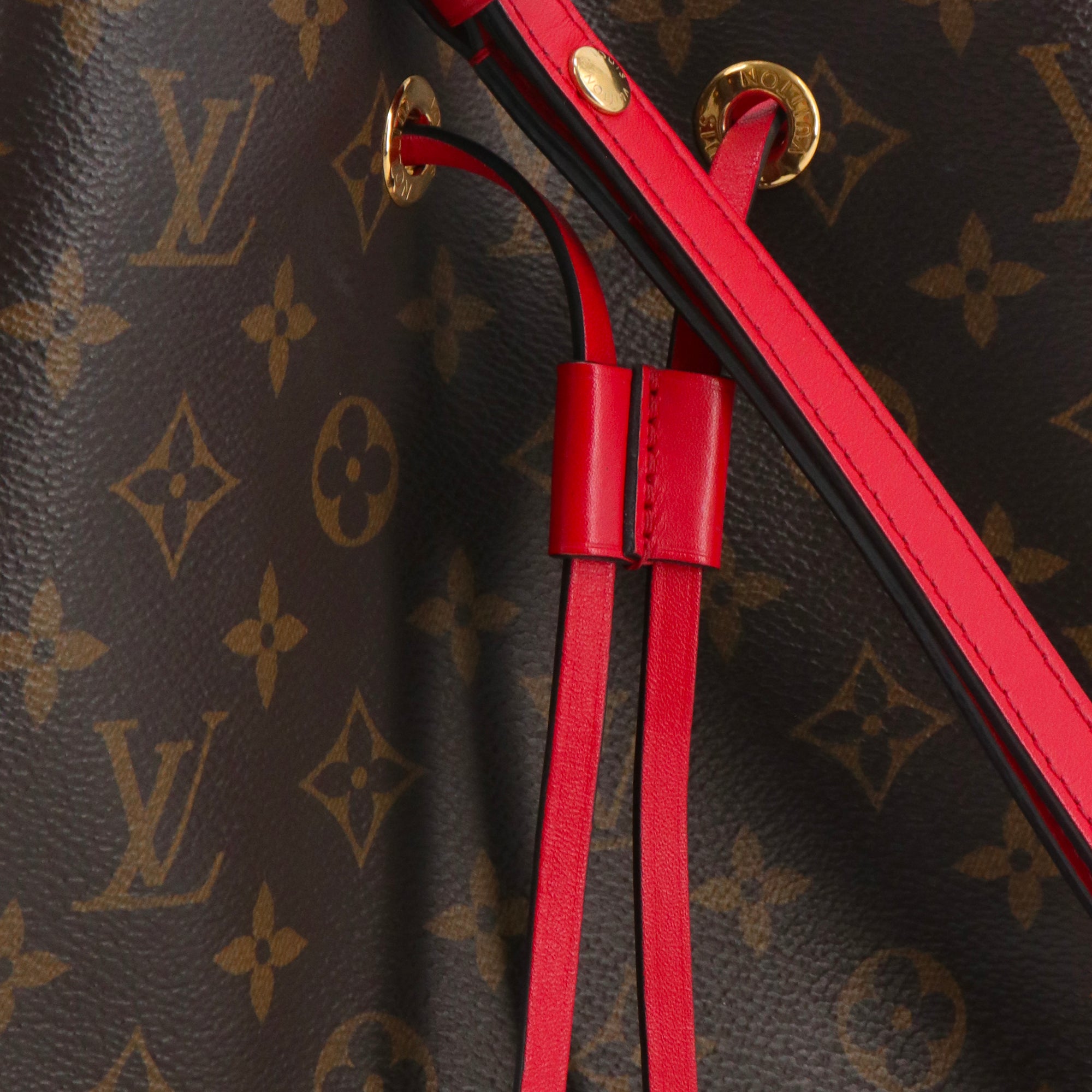 LOUIS VUITTON - Sac à épaule NéoNoé MM Louis Vuitton en toile monogramme et cuir rouge coquelicot