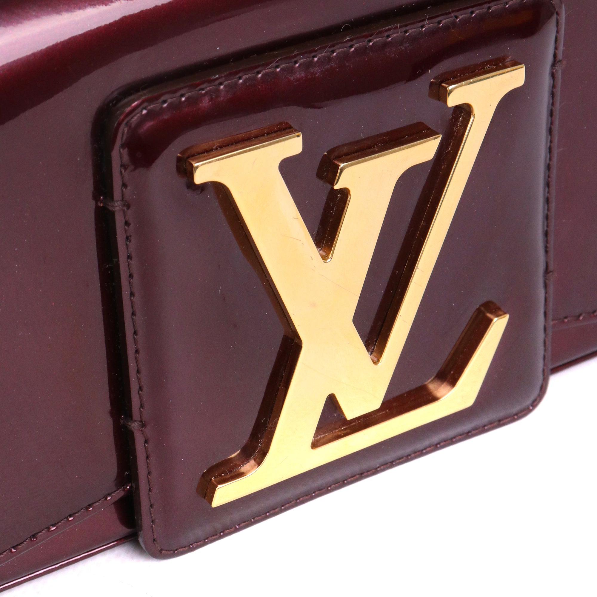LOUIS VUITTON - Pochette Sobe Louis Vuitton en cuir verni bordeaux
