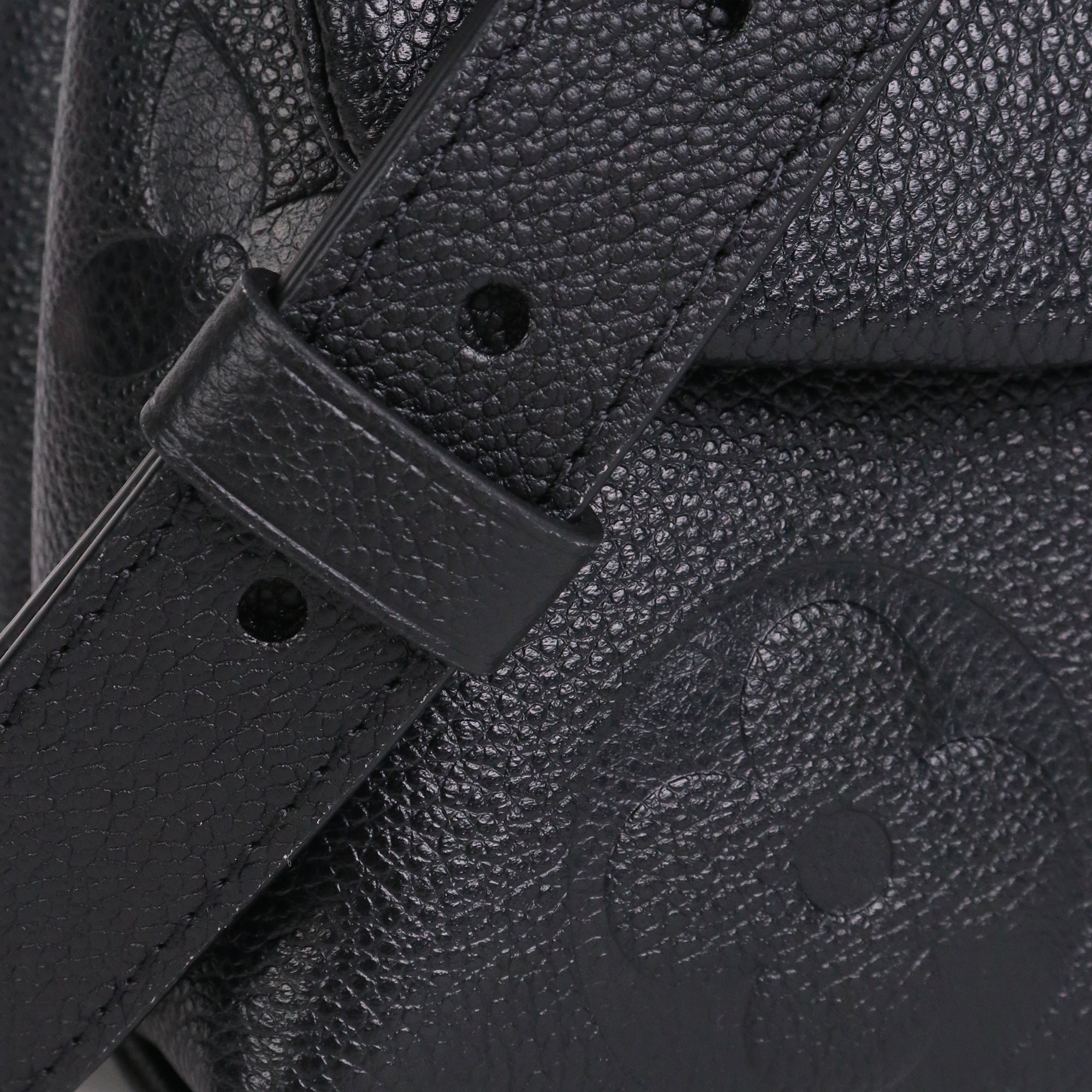 LOUIS VUITTON - Sac à bandoulière Madeleine MM Louis Vuitton en cuir grainé noir