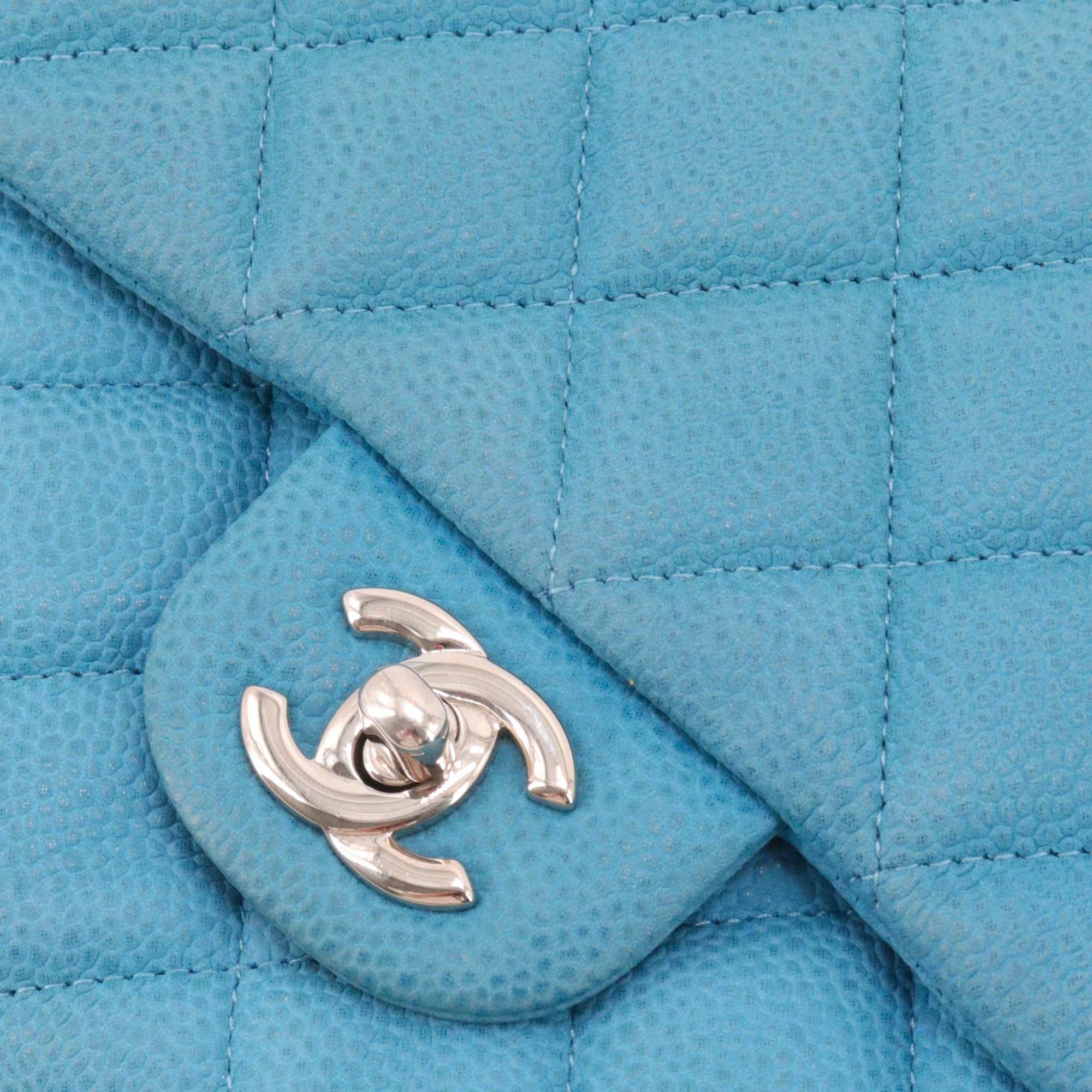CHANEL - Sac à épaule Enveloppe Chanel en cuir caviar bleu