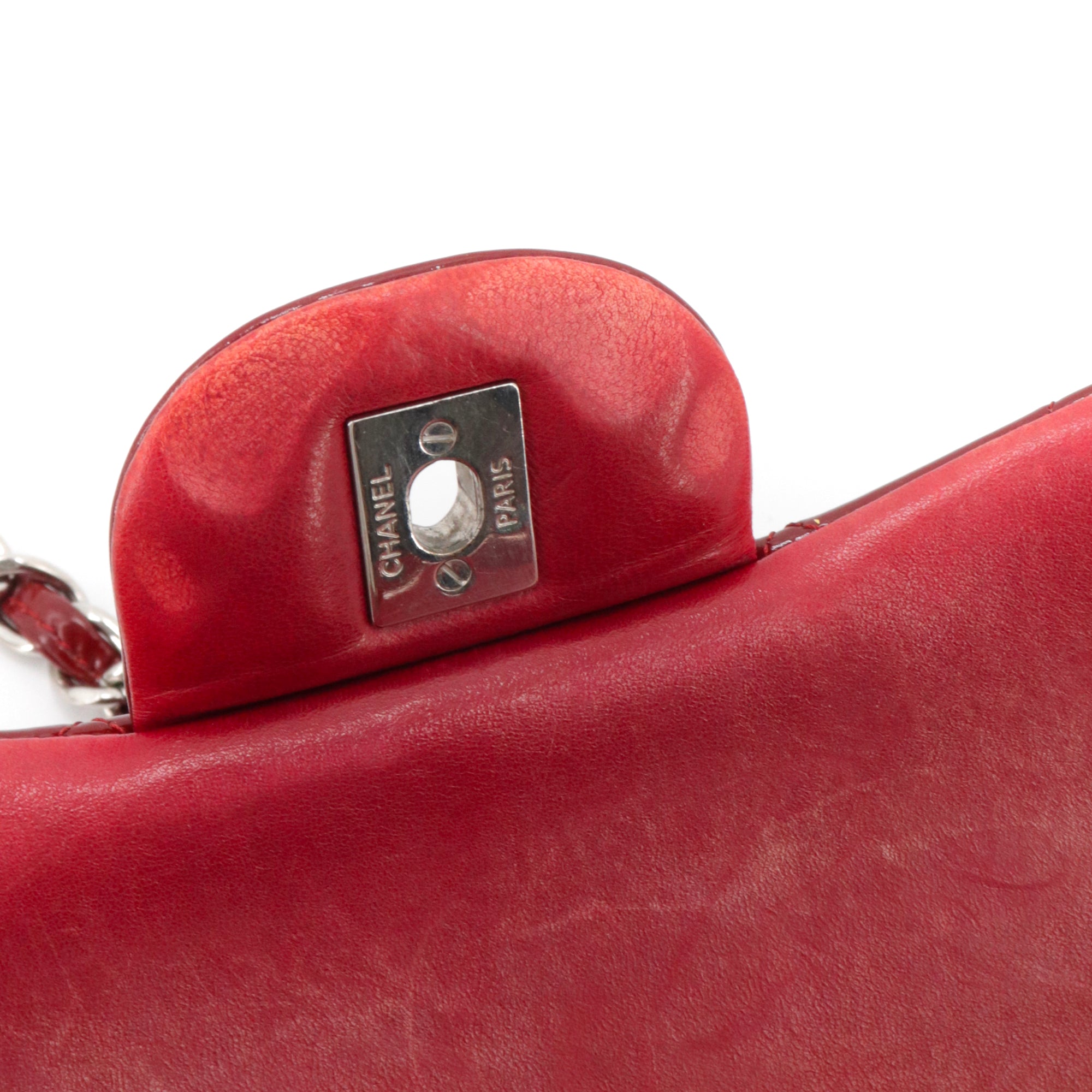 CHANEL - Sac à bandoulière Classique/Timeless Jumbo Chanel en cuir verni bordeaux