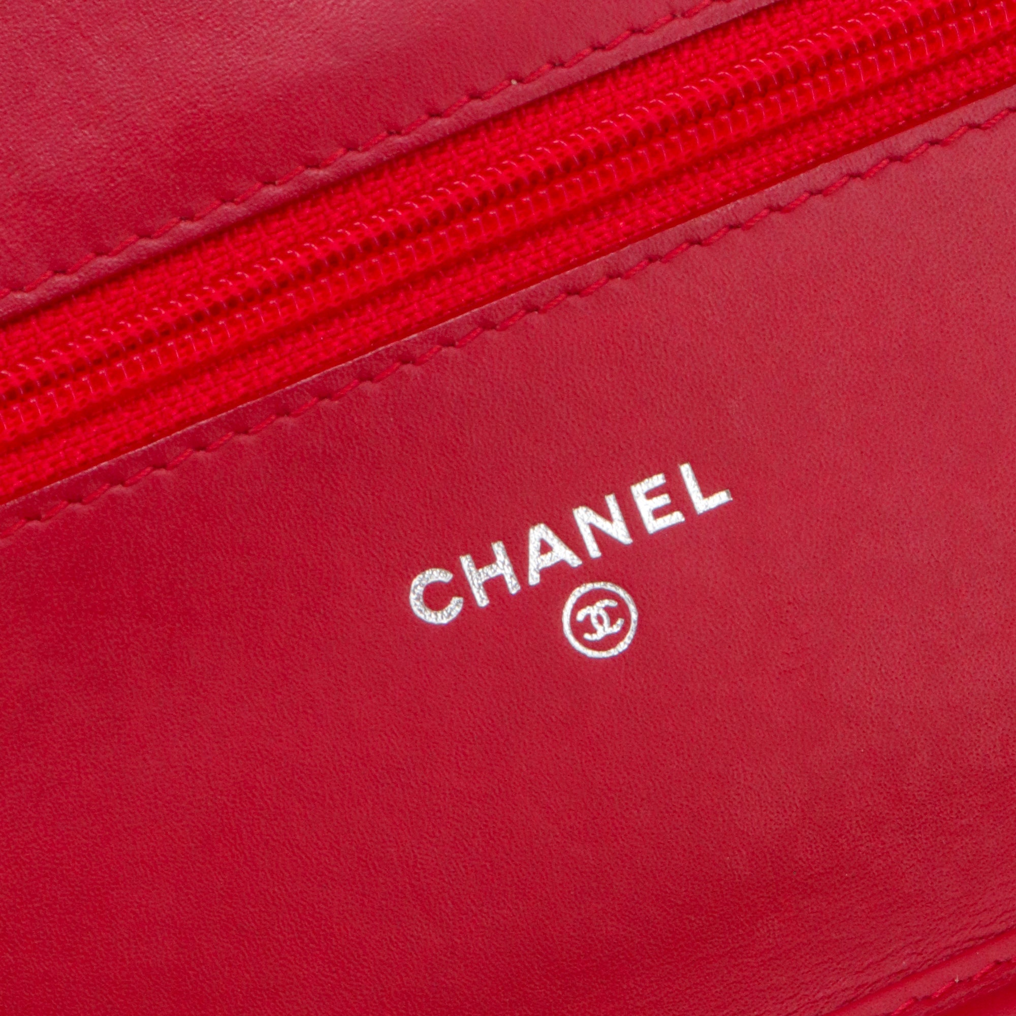 CHANEL - Sac Wallet On Chain Timeless Chanel en cuir verni rouge irisé