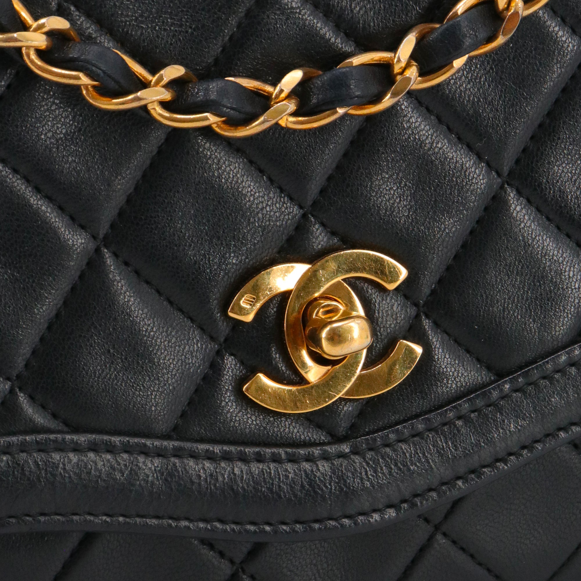 CHANEL - Sac à bandoulière Simple Flap à rabat Chanel en cuir matelassé noir vintage