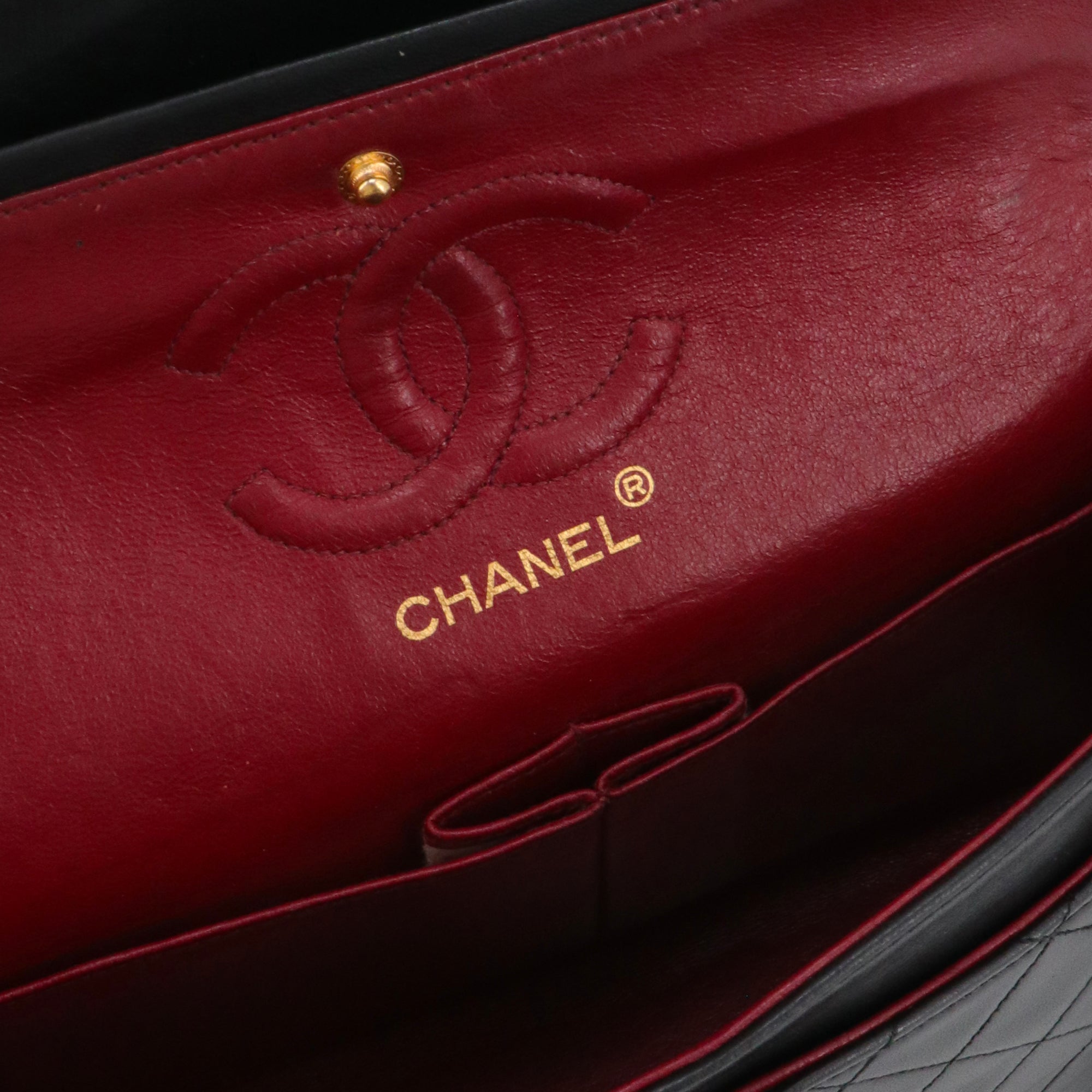 CHANEL - Sac à bandoulière Classique/Timeless small Chanel en cuir lisse noir vintage