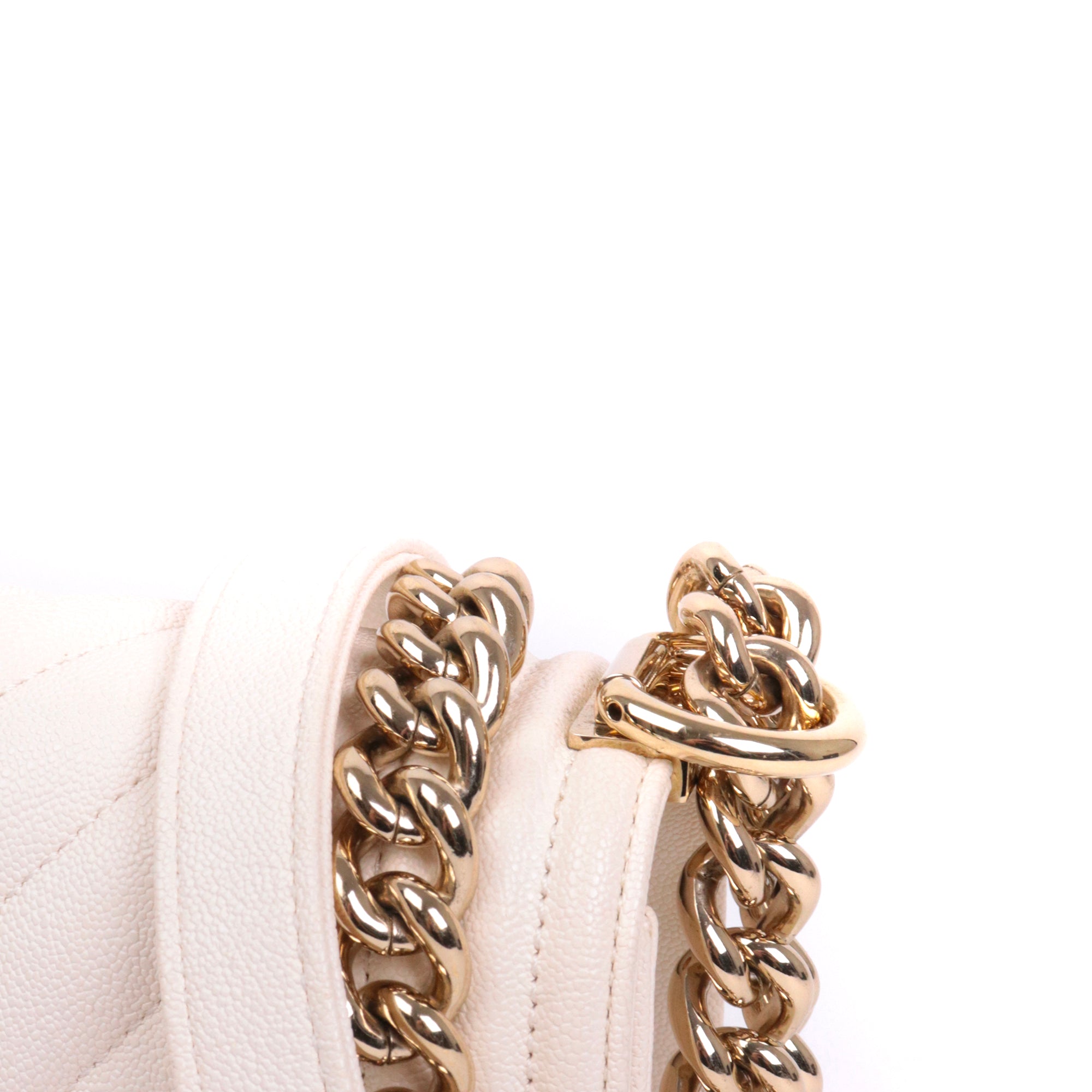 CHANEL - Sac à bandoulière Boy Small Chanel en cuir caviar blanc