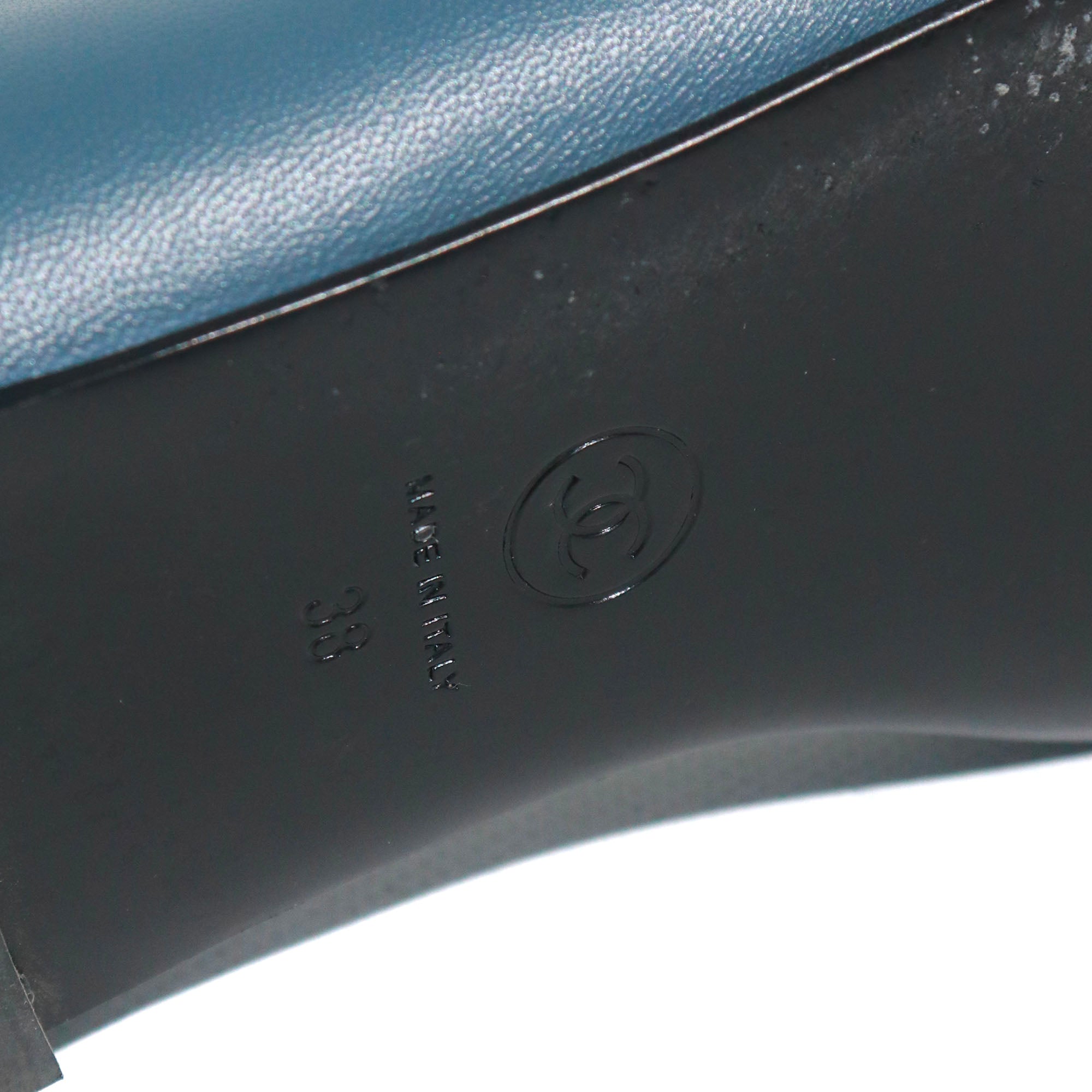 CHANEL - Mocassins en cuir lisse bleu (T38)