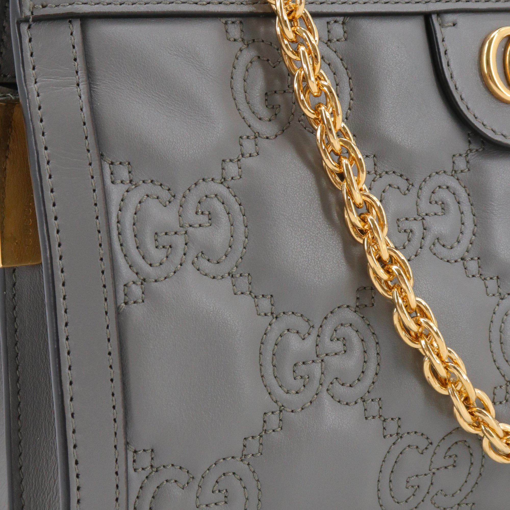 GUCCI - Sac à bandoulière GG Gucci en cuir matelassé gris