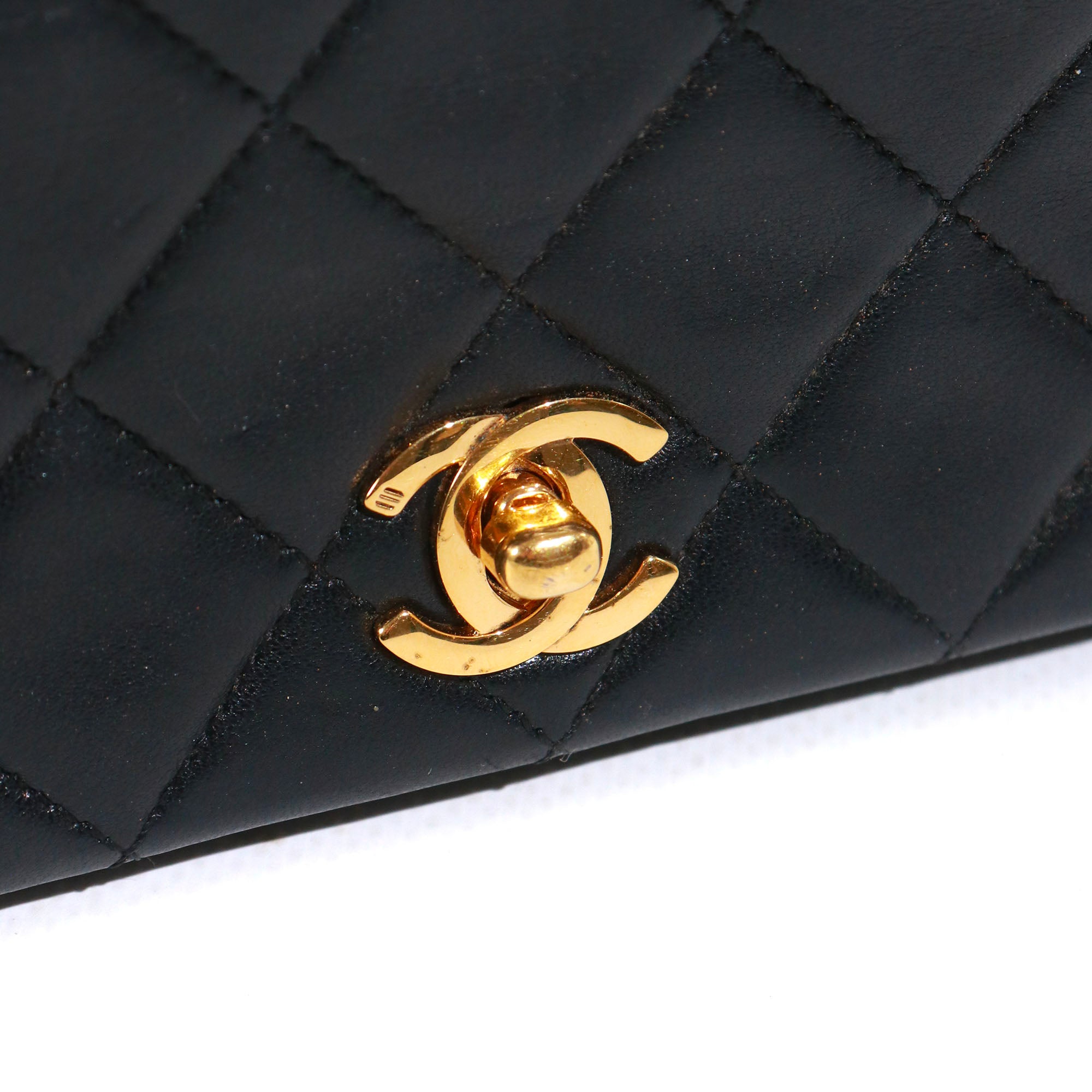 CHANEL - Sac à bandoulière Mademoiselle vintage Chanel en cuir matelassé noir