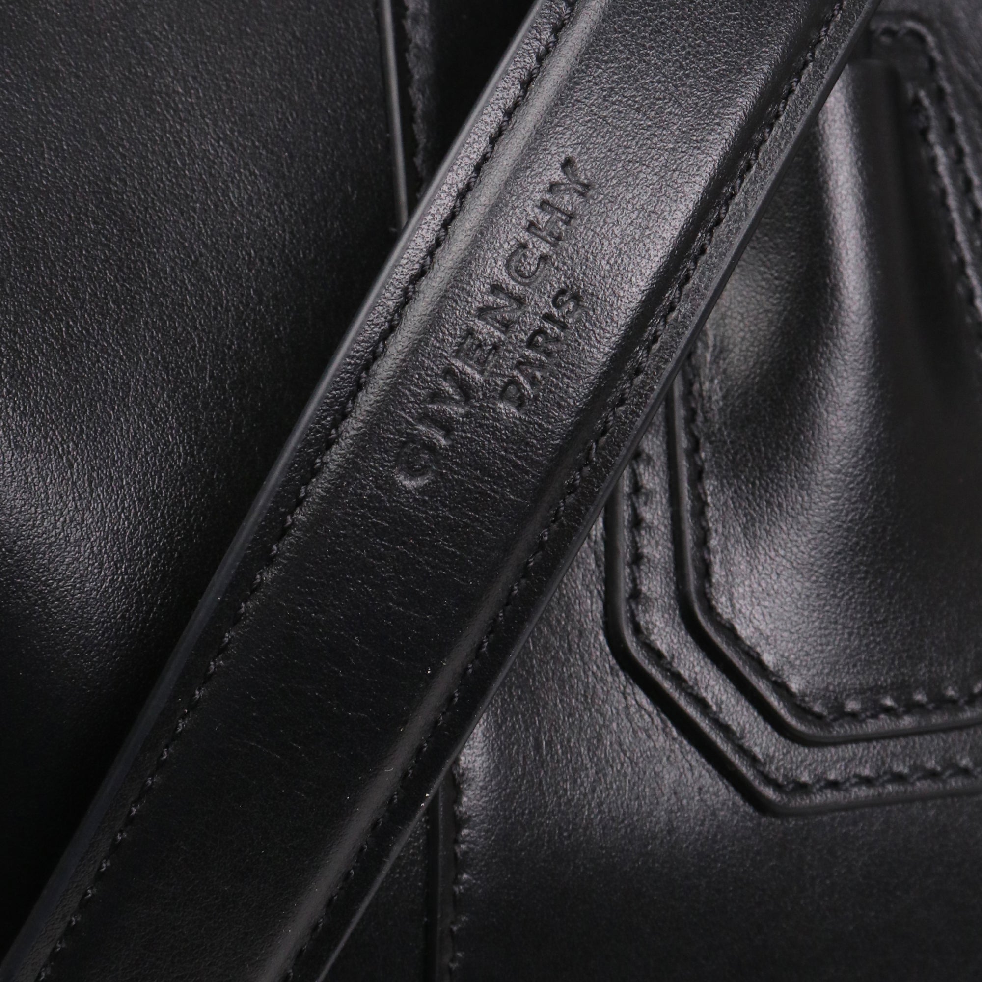 GIVENCHY - Sac à main Antigona soft medium Givenchy en cuir lisse noir