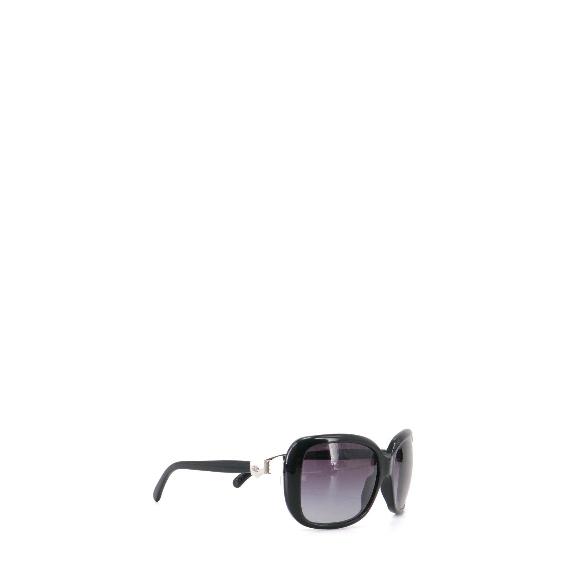 CHANEL - Lunettes de soleil Chanel en plastique noir