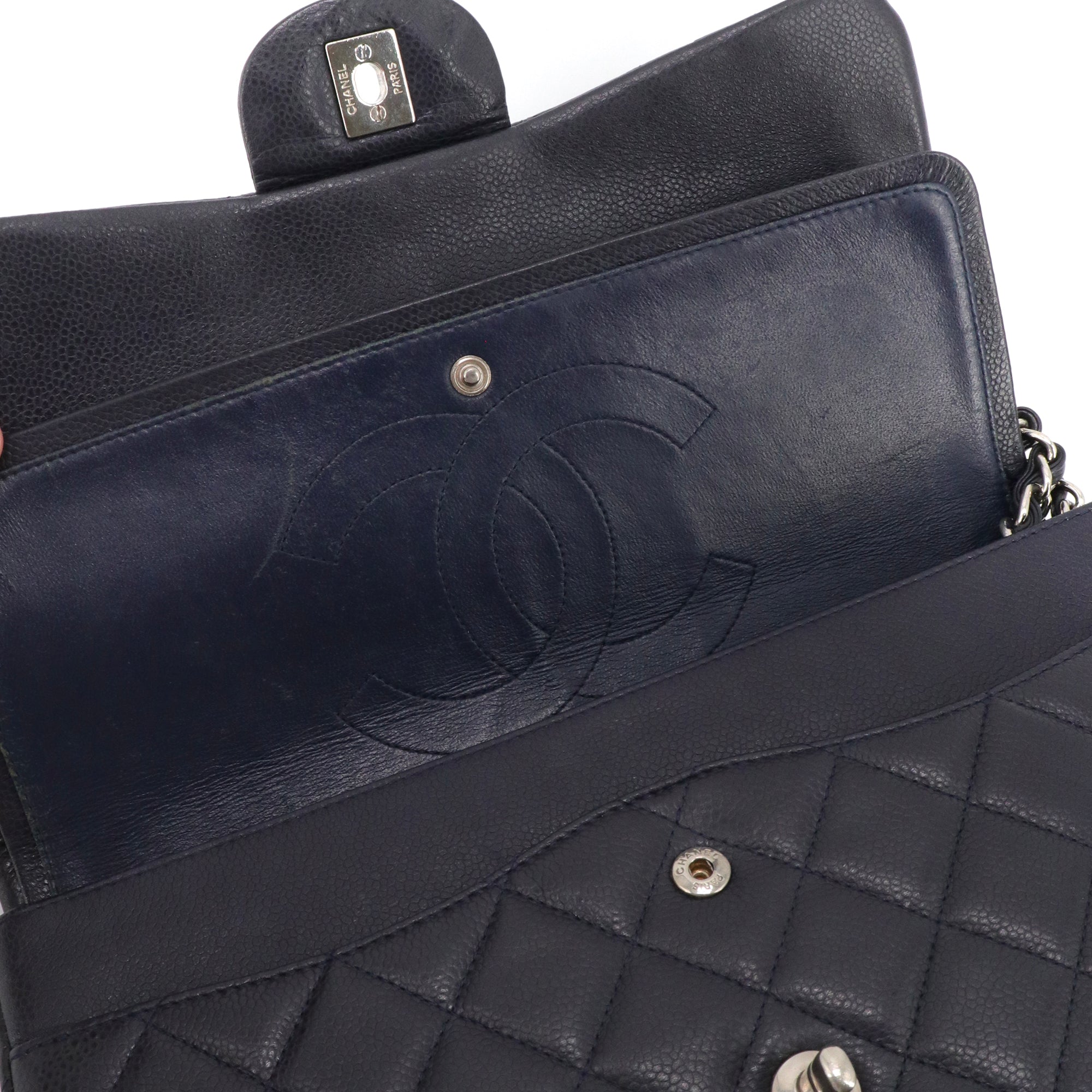 CHANEL - Sac à bandoulière Classique/Timeless Jumbo Chanel en cuir grainé bleu marine