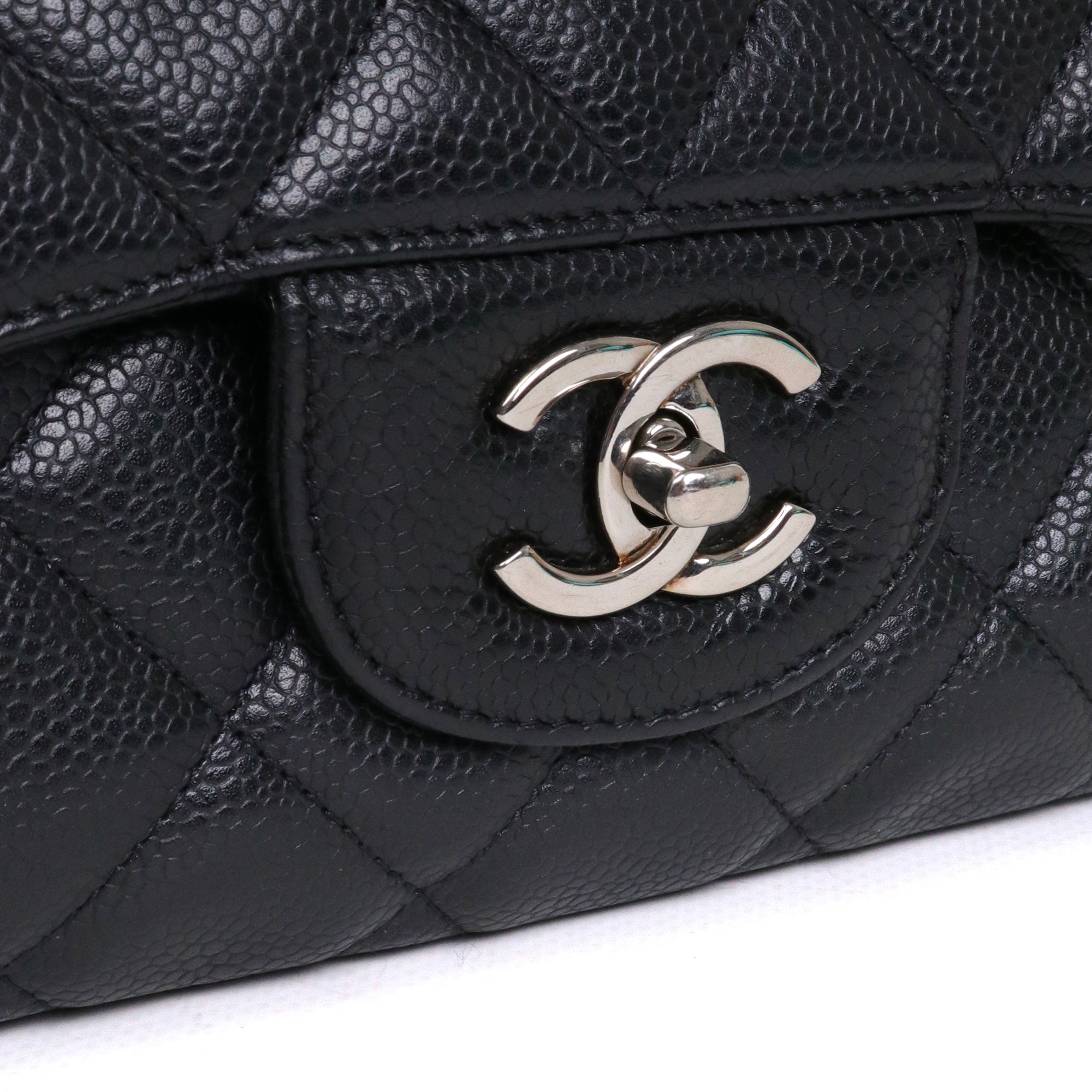 CHANEL - Sac à bandoulière Classique/Timeless Maxi Jumbo simple flap en cuir caviar noir