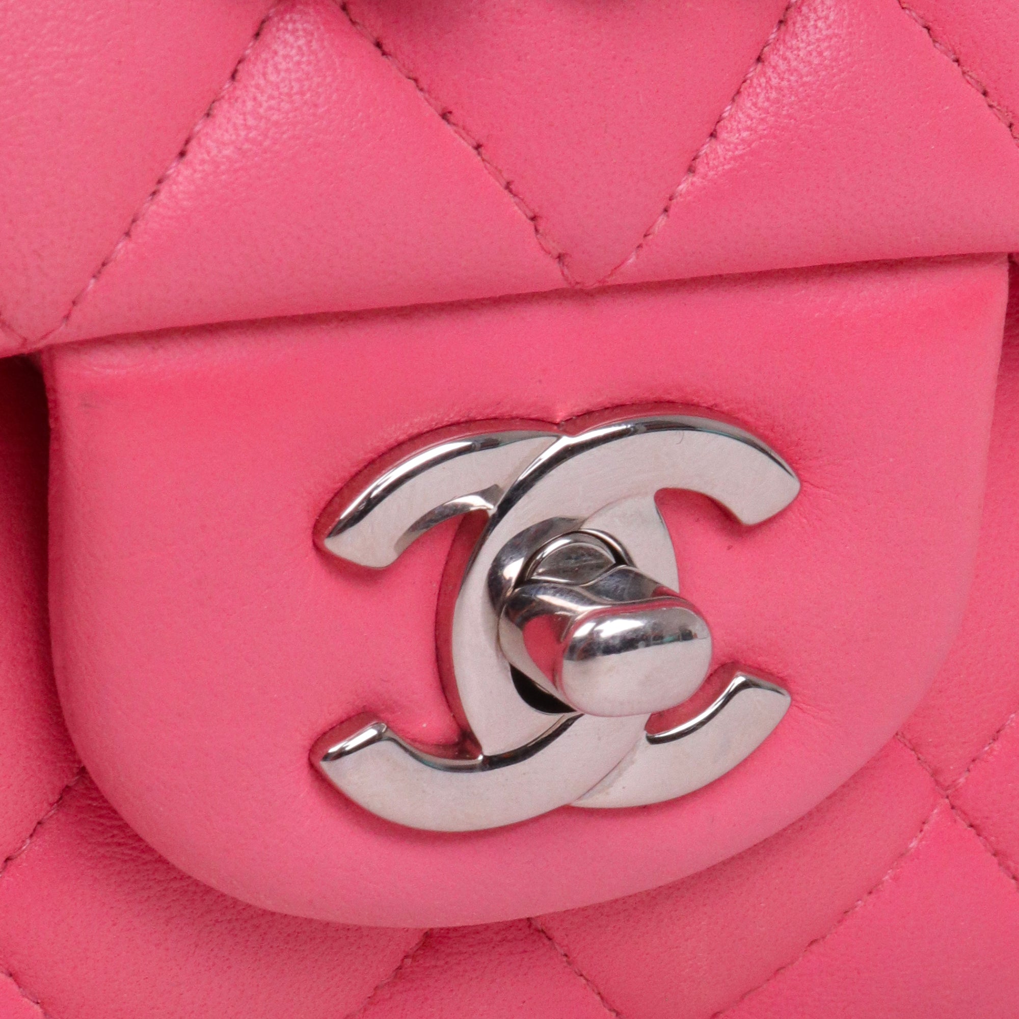 CHANEL - Sac à main Classique/Timeless Chanel medium double flap Chanel en cuir lisse rose