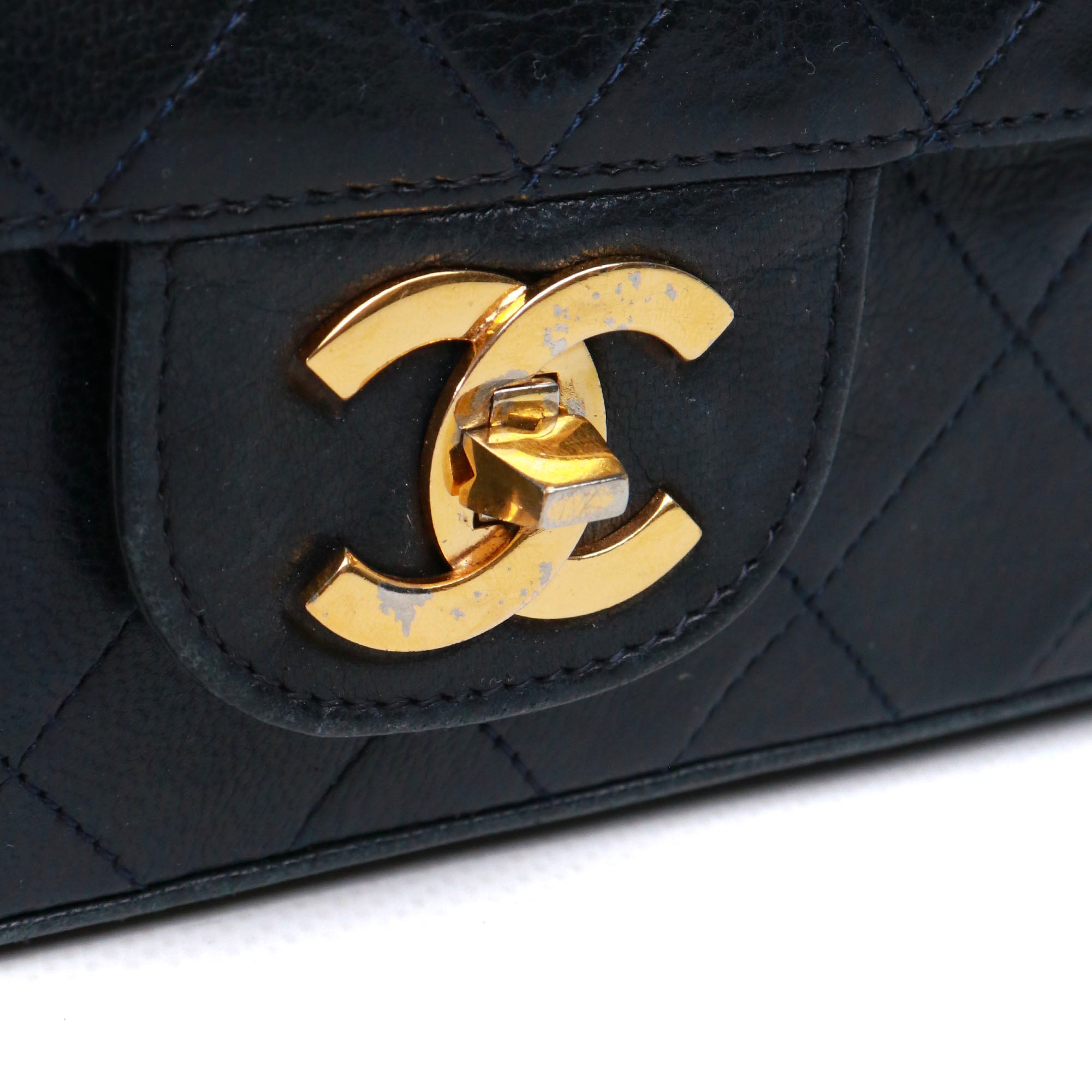 CHANEL - Sac à main Timeless 25 double flap en cuir matelassé noir vintage