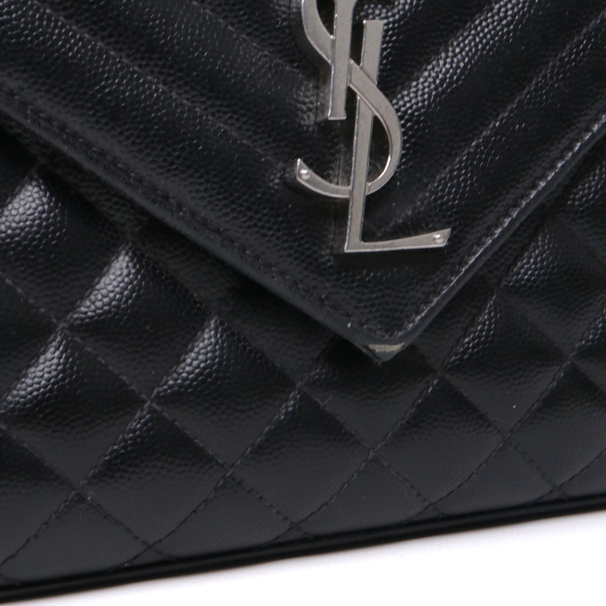 SAINT LAURENT - Sac à bandoulière Envelope Medium Saint Laurent en cuir matelassé grainé noir
