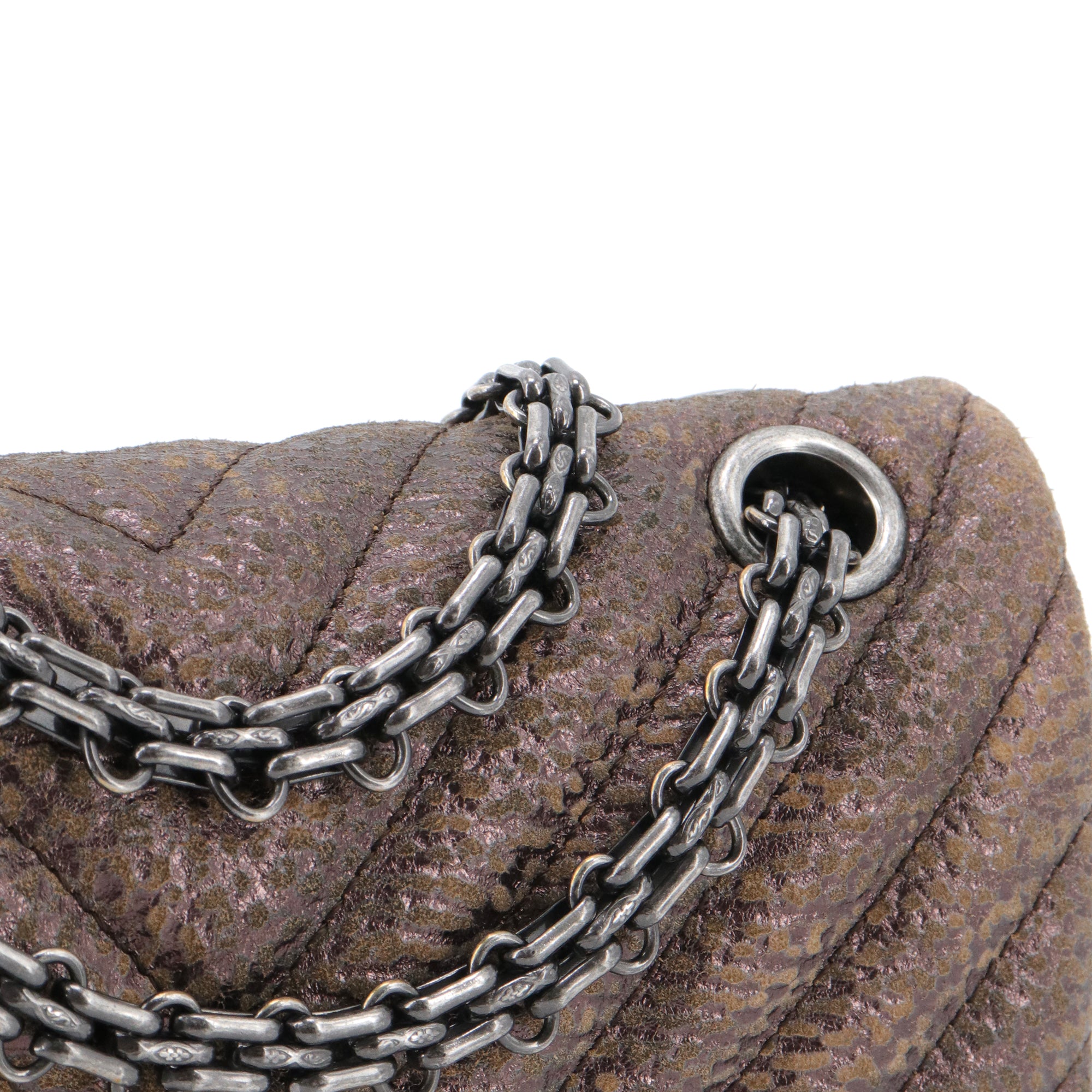 CHANEL - Sac à bandoulière 2.55 Chanel en cuir chevron et nubuck marron