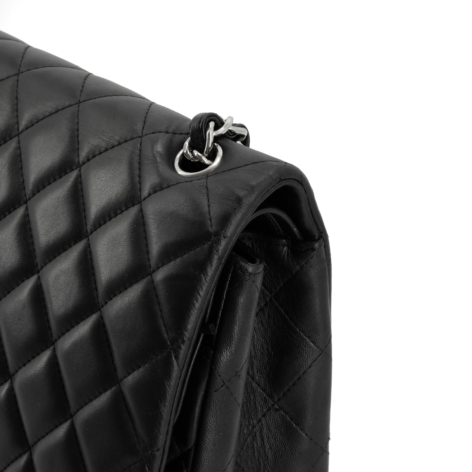 CHANEL - Sac à bandoulière Classique/Timeless Maxi Jumbo Chanel en cuir lisse noir