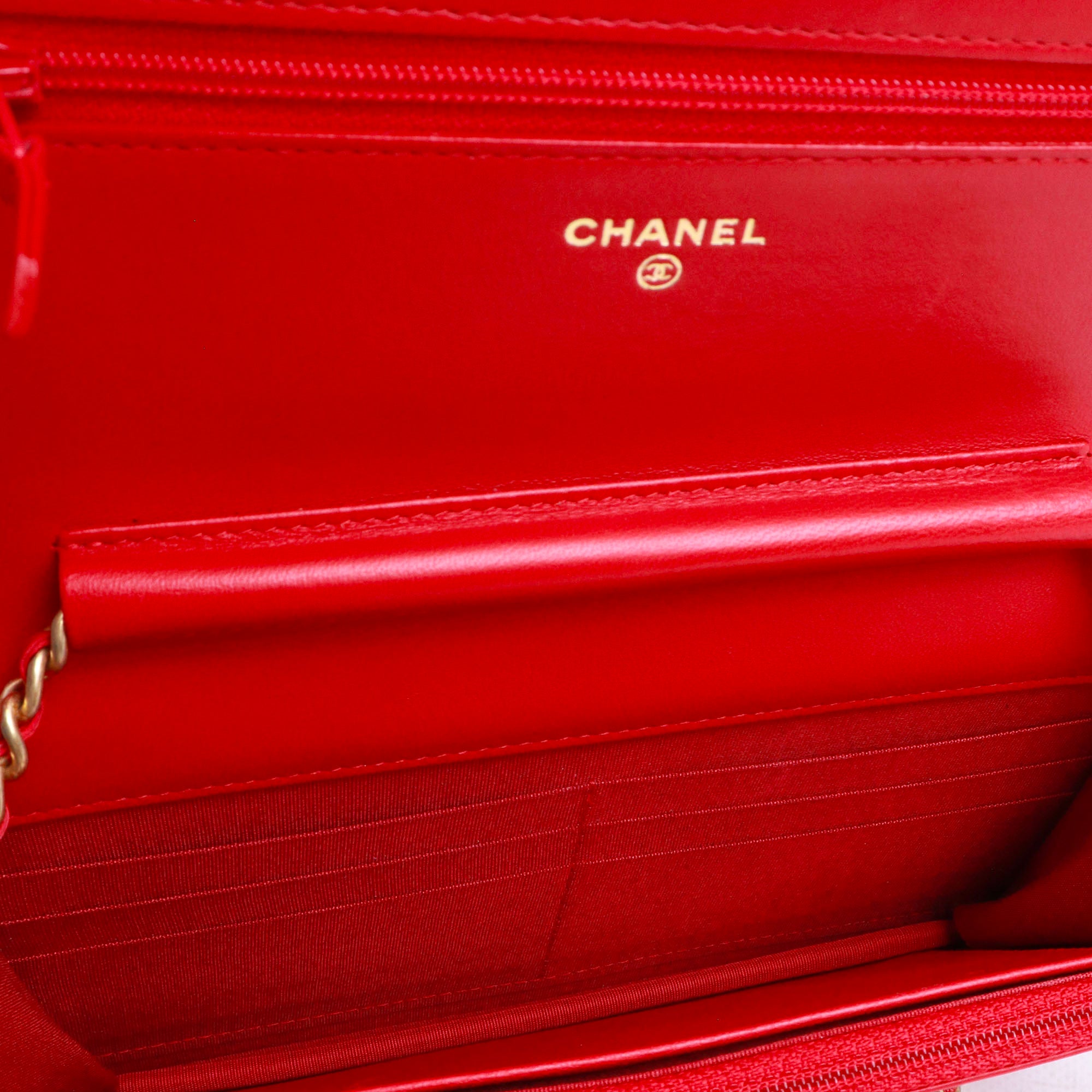 CHANEL - Sac à bandoulière Wallet On Chain Boy Chanel en cuir lisse rouge