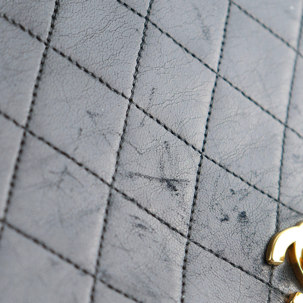 CHANEL - Sac à rabat vintage en cuir matelassé noir