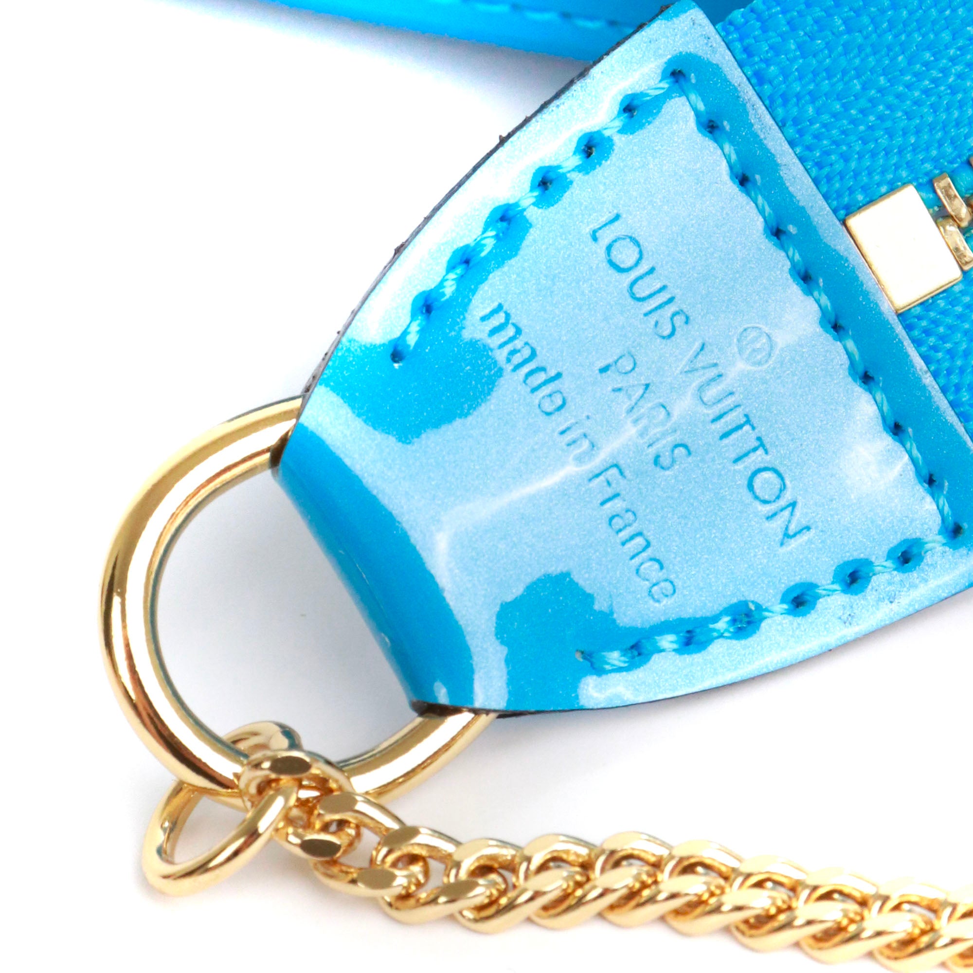 LOUIS VUITTON - Sac Pochette Accessoire Mini Louis Vuitton édition limitée en cuir verni bleu