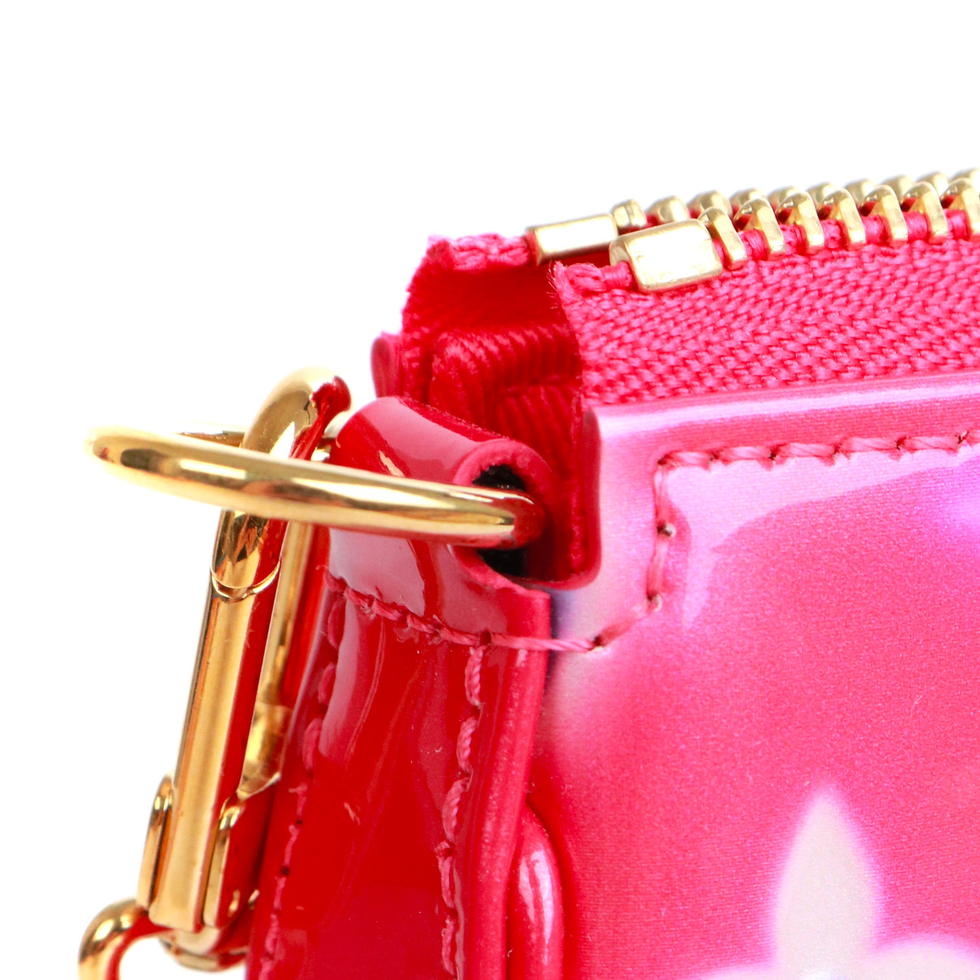 LOUIS VUITTON - Sac Pochette Accessoire Mini Louis Vuitton édition limitée en cuir verni rose