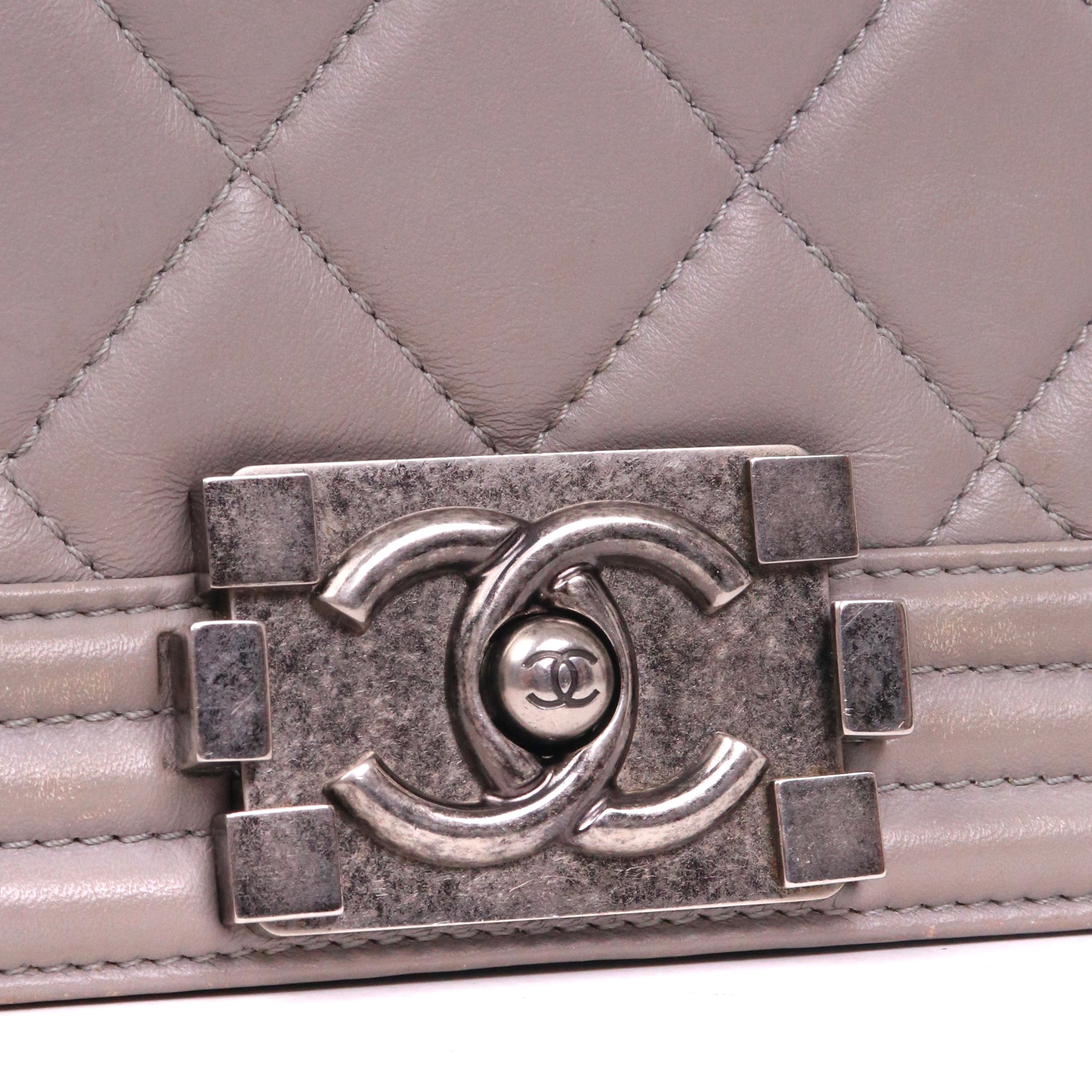 CHANEL - Sac à bandoulière Boy Chanel en cuir gris