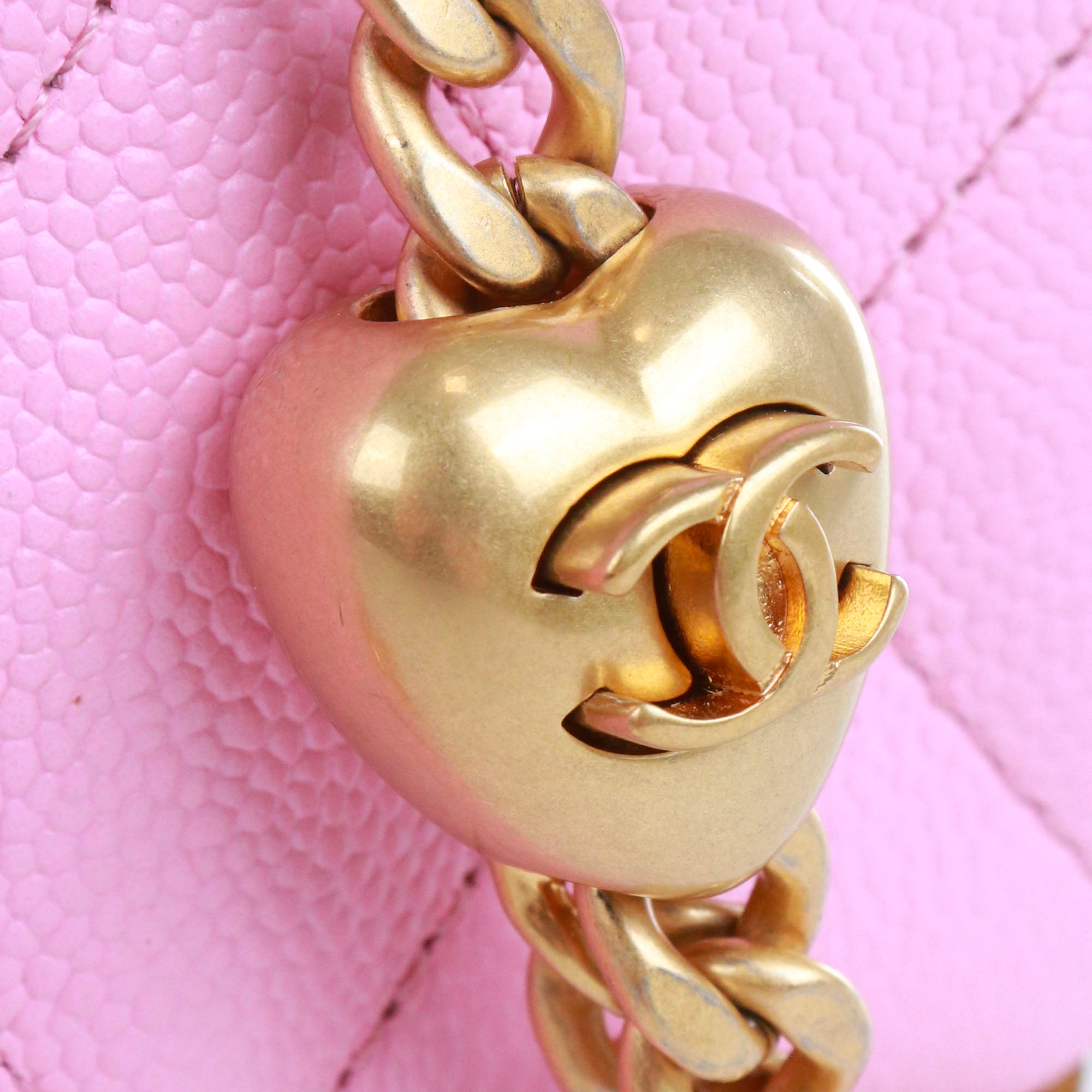 CHANEL - Sac à bandoulière Timeless/Classique Heart Crush en cuir caviar rose