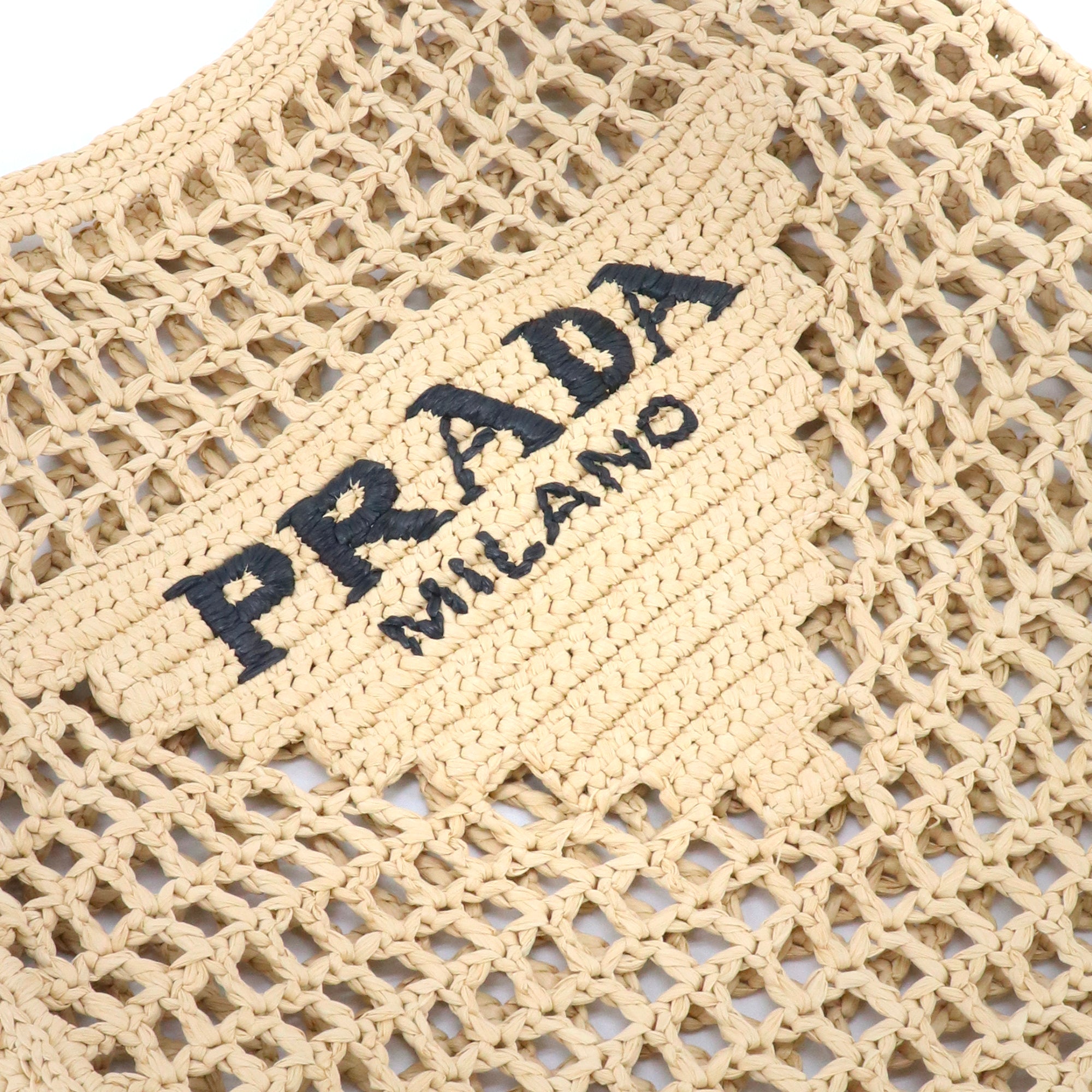 PRADA - Sac cabas en crochet Prada en raphia beige