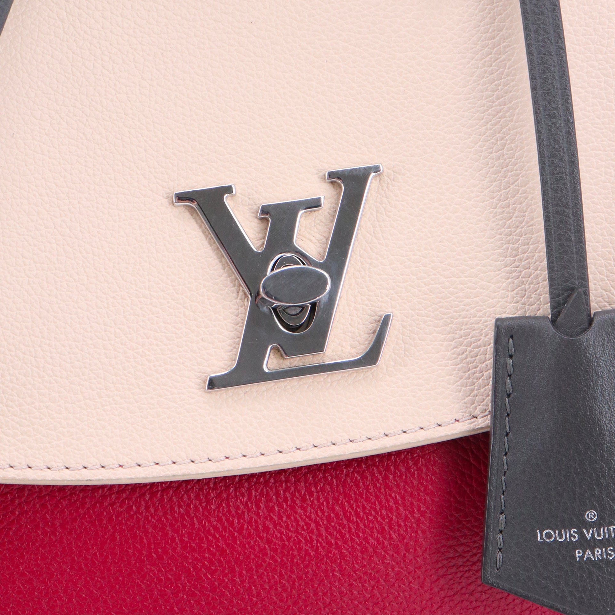 LOUIS VUITTON - Sac à bandoulière LockMe Ever MM Louis Vuitton en cuir grainé bordeaux et crème