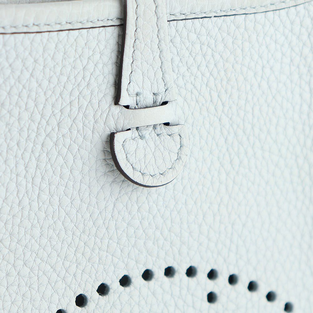 HERMÈS - Sac à bandoulière Evelyne mini en cuir clémence gris