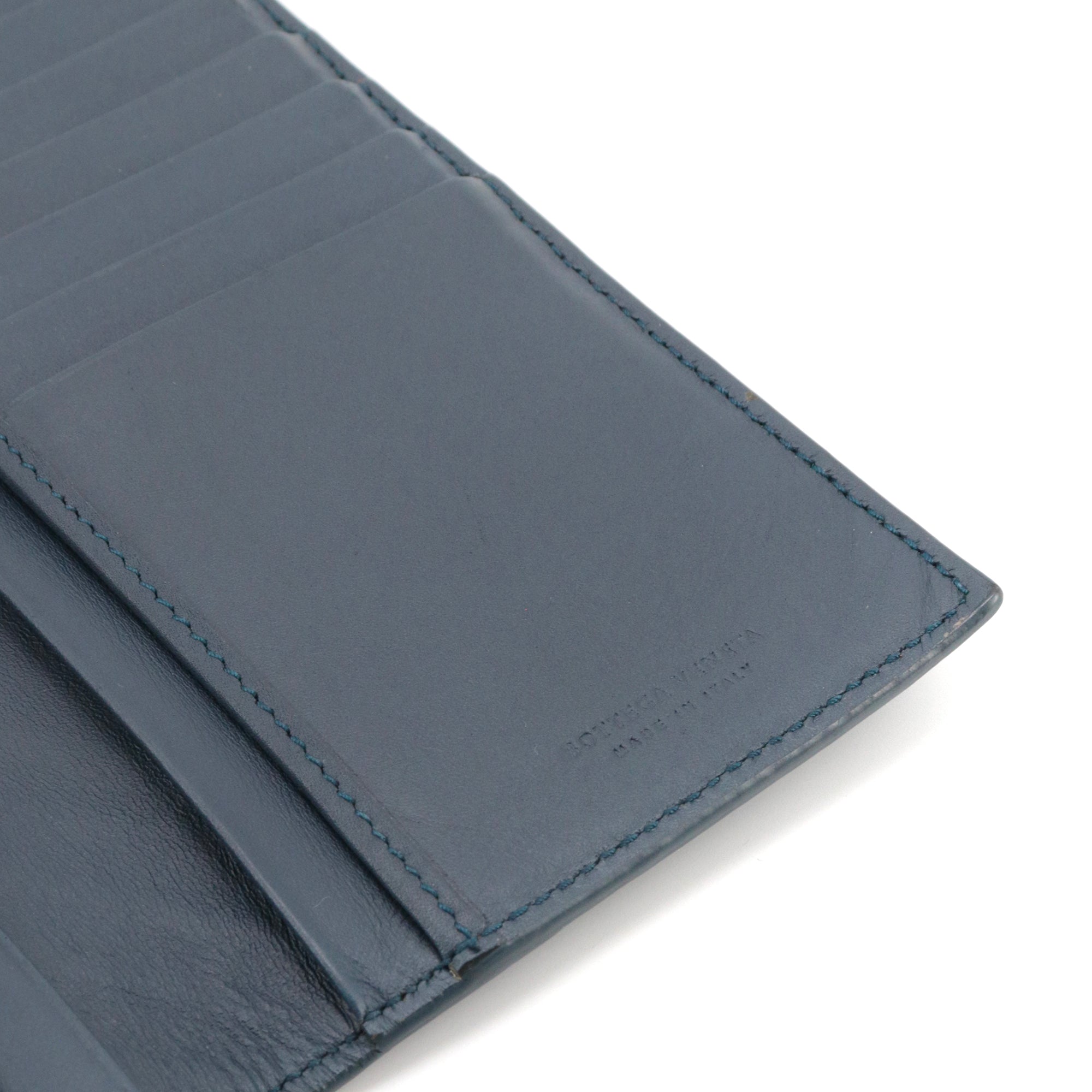 BOTTEGA VENETA - Portefeuille à rabat intrecciato Bottega Veneta en cuir bleu marine