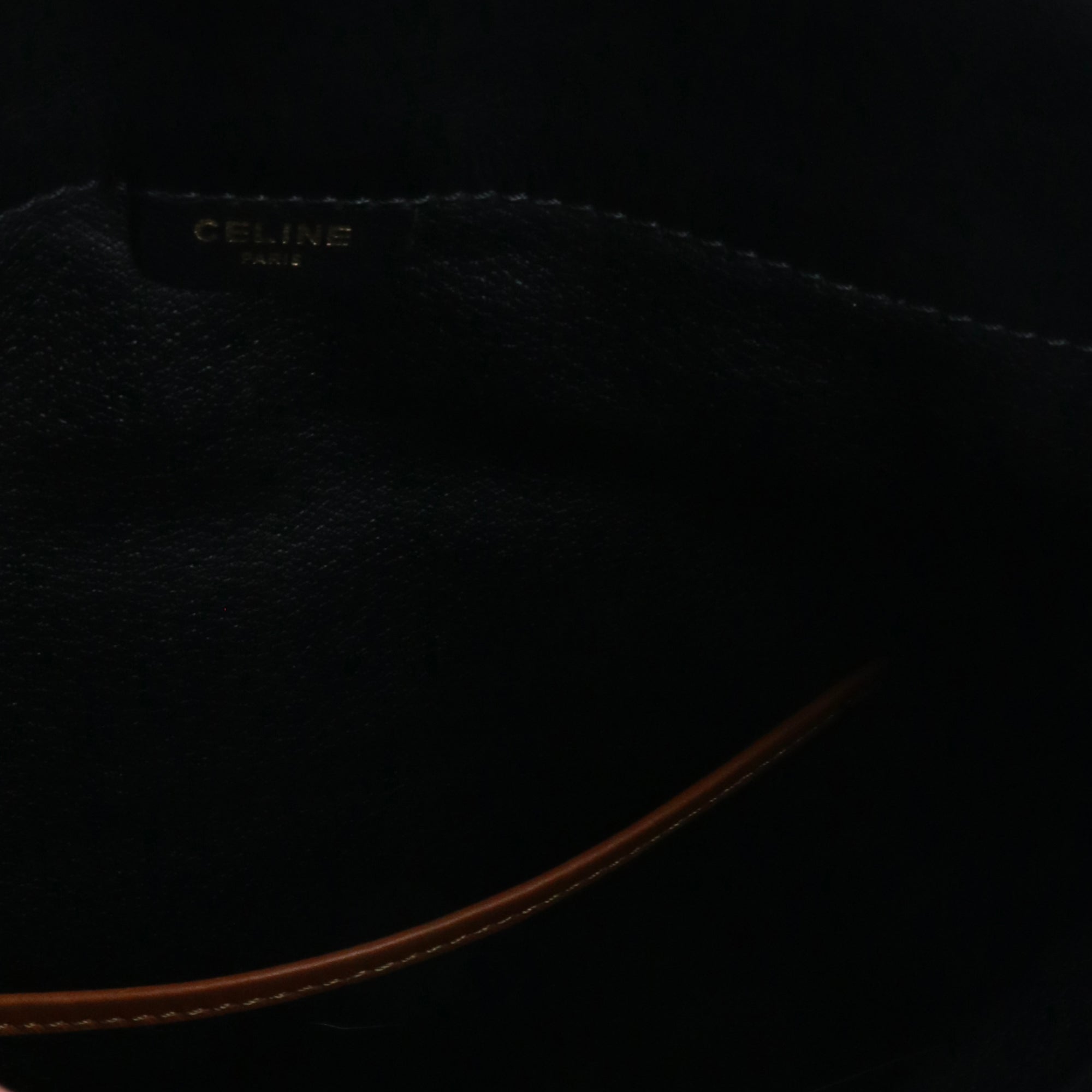 CELINE - Pochette Triomphe Celine en cuir noir vintage