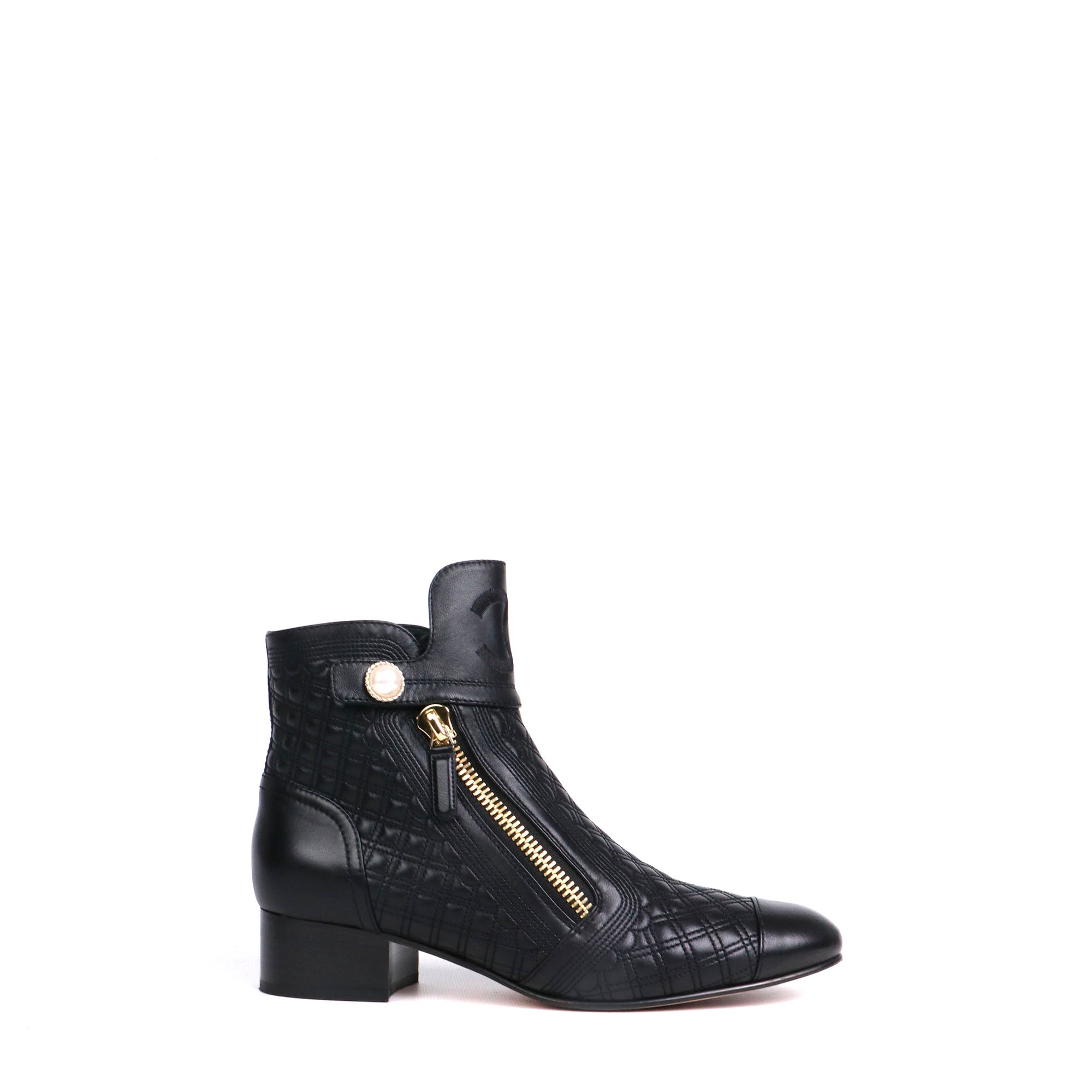 CHANEL - Bottines CC Chanel en cuir d'agneau noir et perles (T39,5)