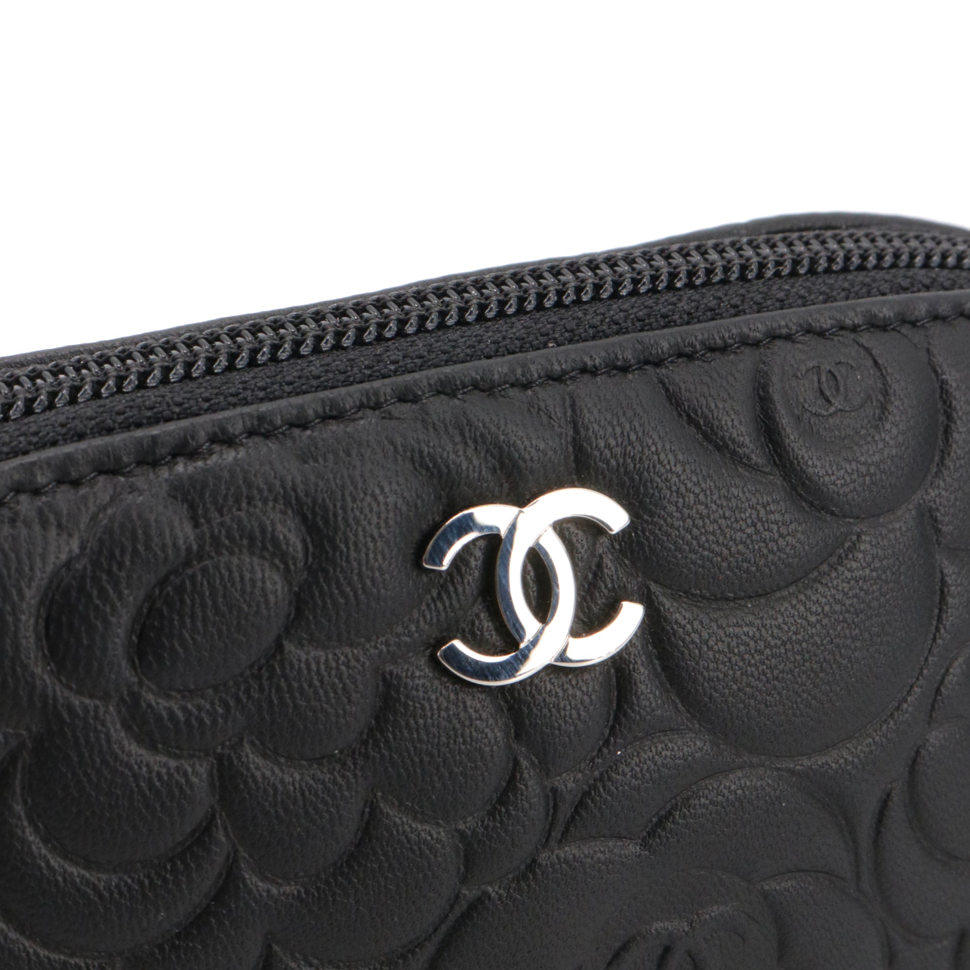 CHANEL - Pochette Camélia Chanel en cuir noir