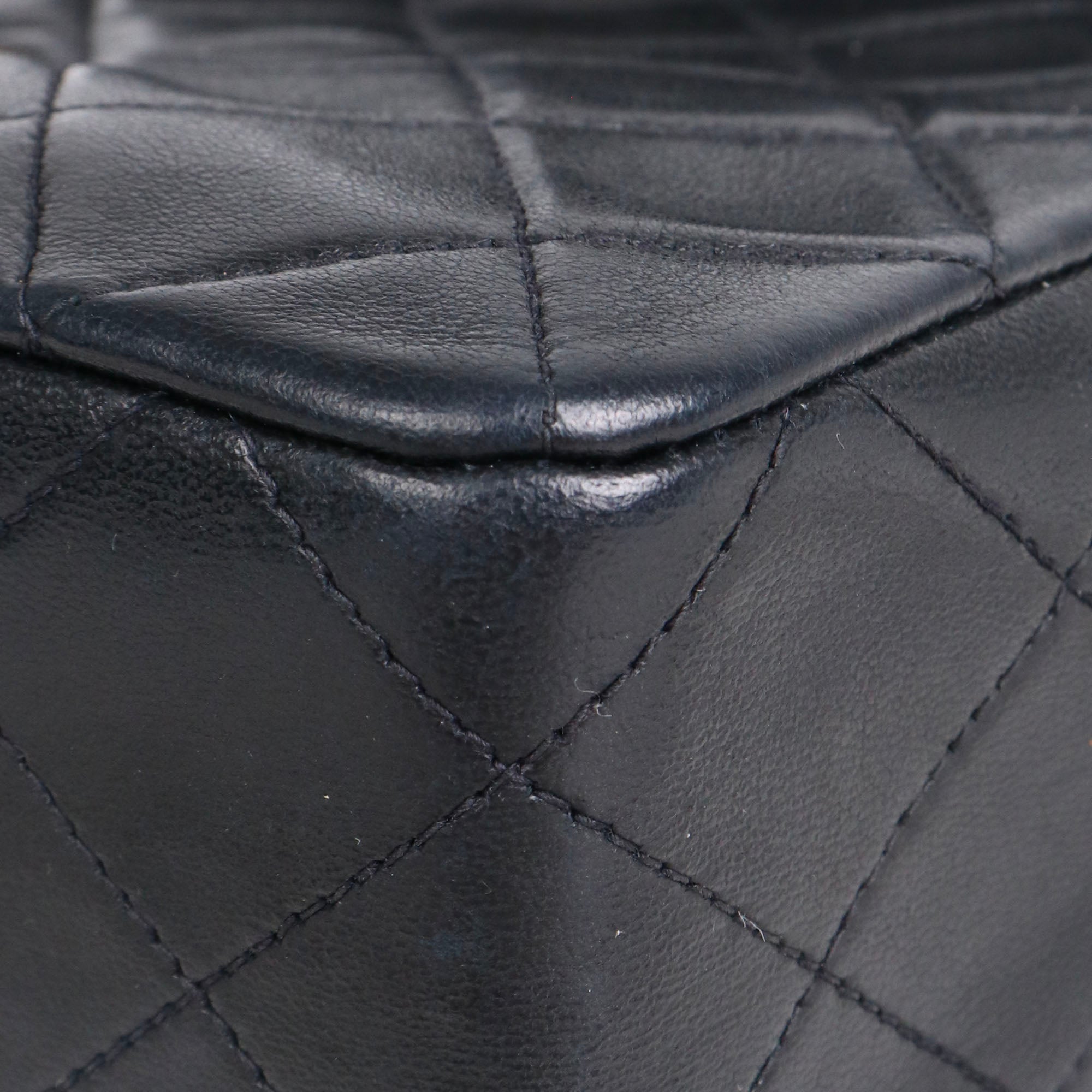 CHANEL - Sac à bandoulière Timeless Mini Square Chanel en cuir noir vintage