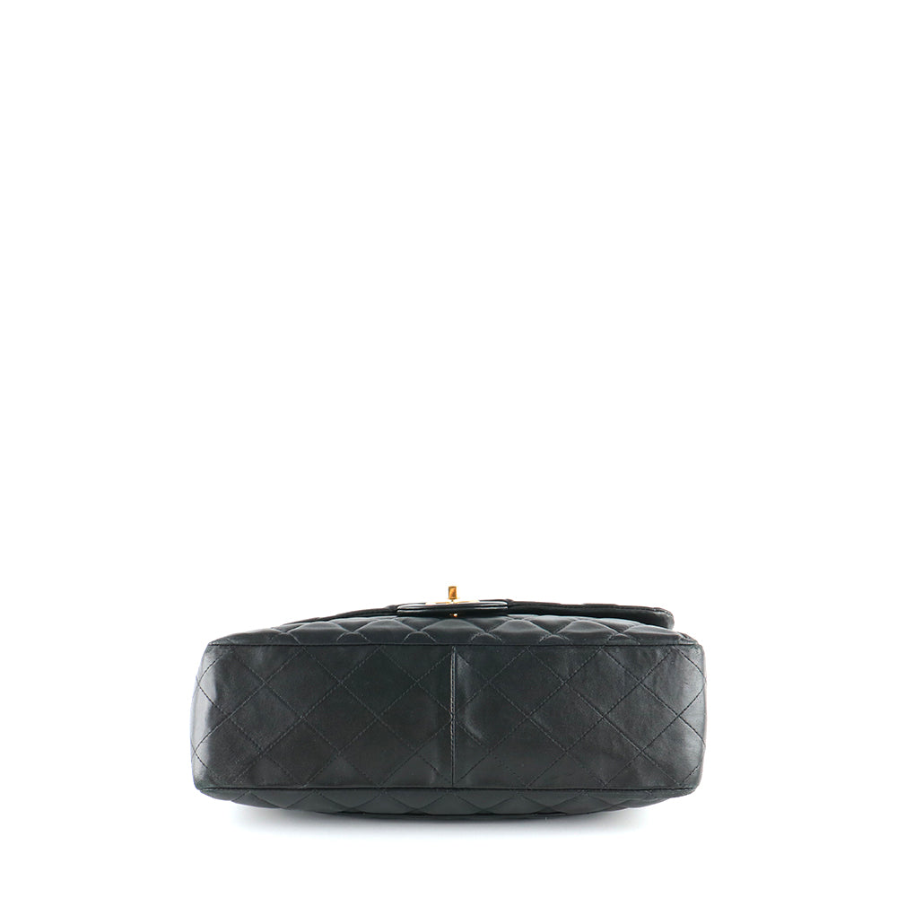 CHANEL - Sac à bandoulière Classique / Timeless Jumbo simple flap en cuir lisse noir