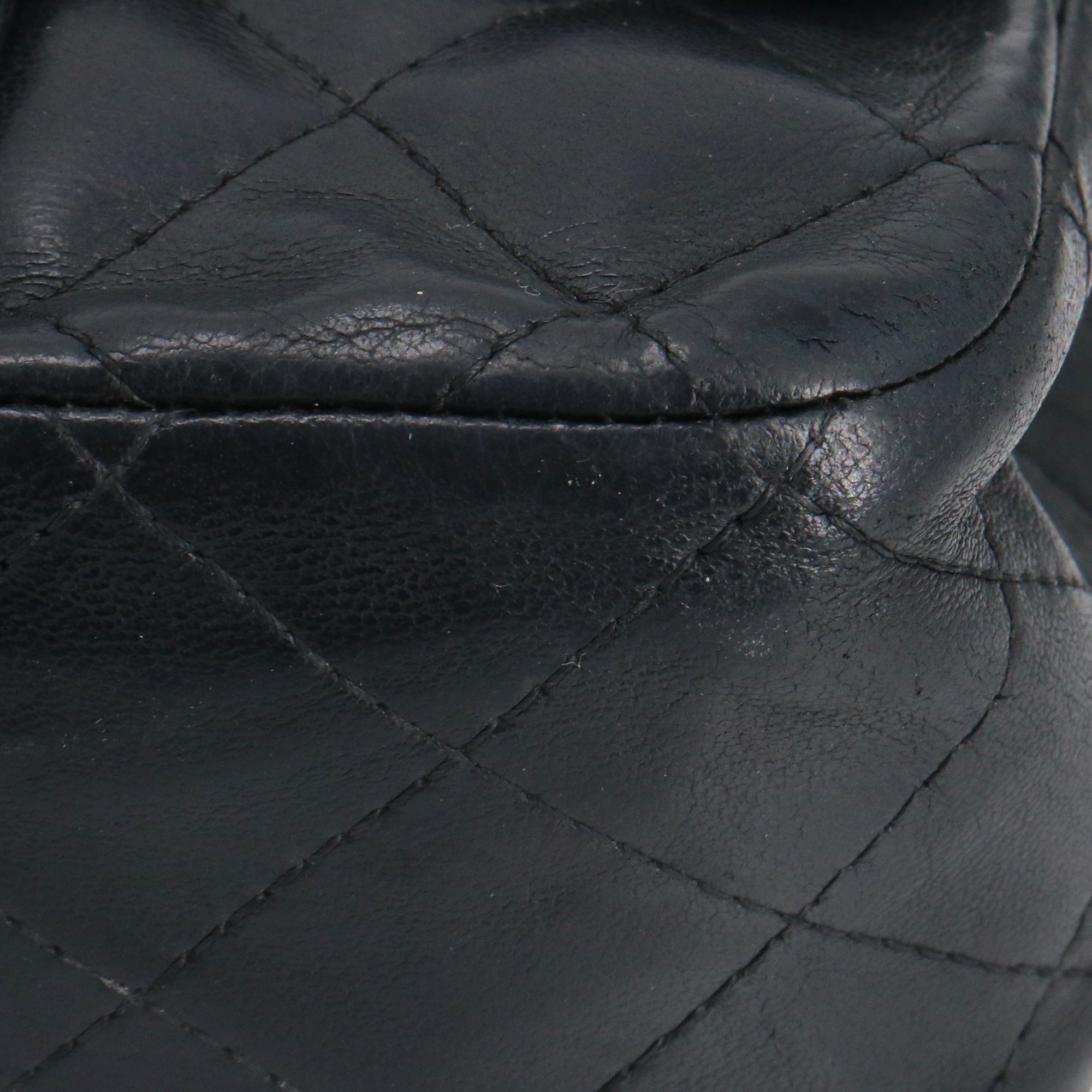 CHANEL - Sac à bandoulière Timeless Mini Square Chanel en cuir noir