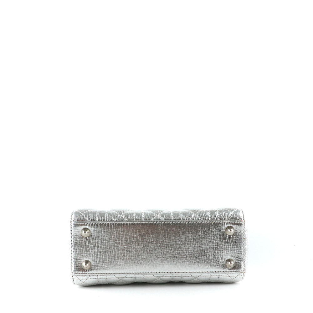 DIOR - Sac à bandoulière Lady Dior small en cuir argenté