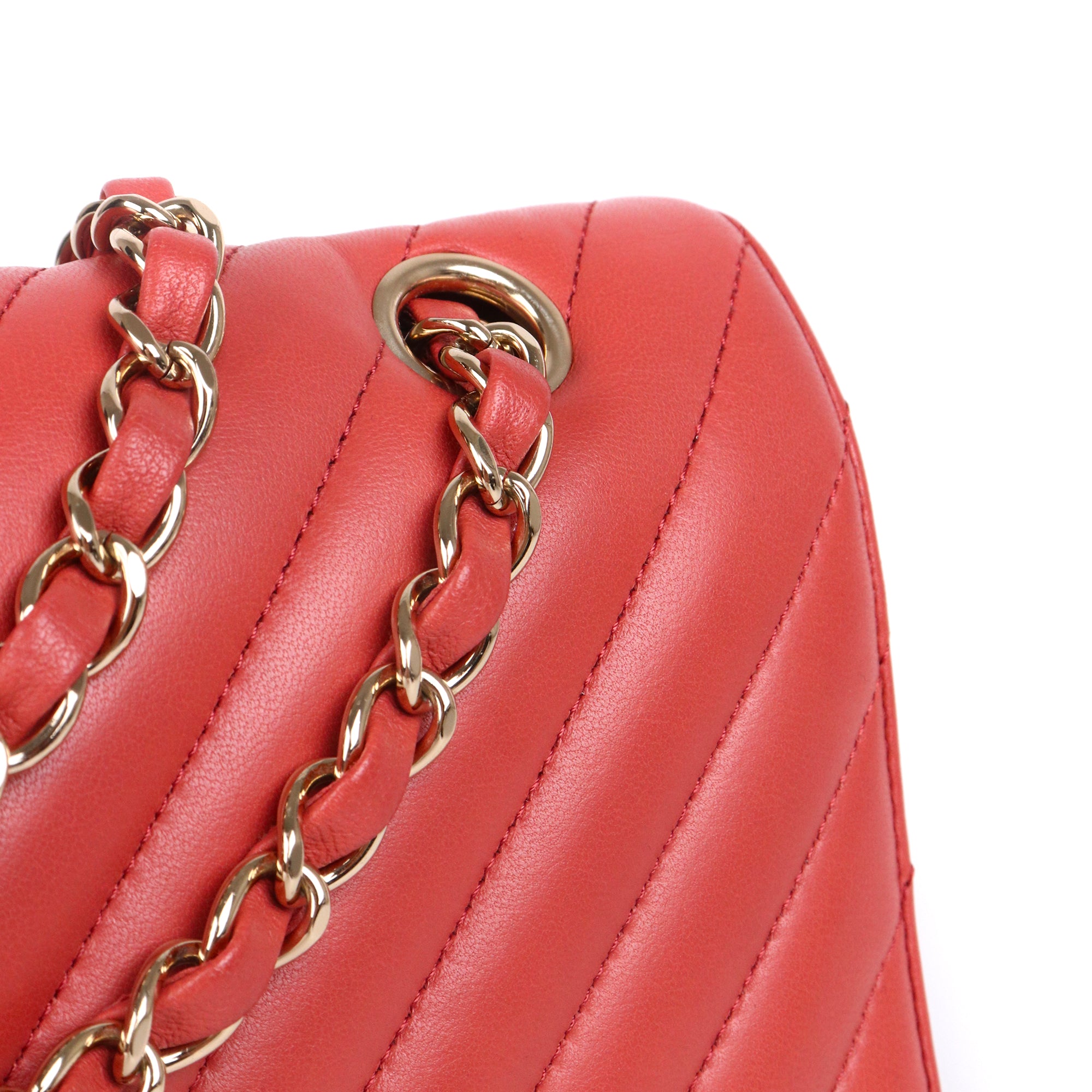 CHANEL - Sac à main Timeless/Classique medium double flap Chanel en cuir lisse chevron rose