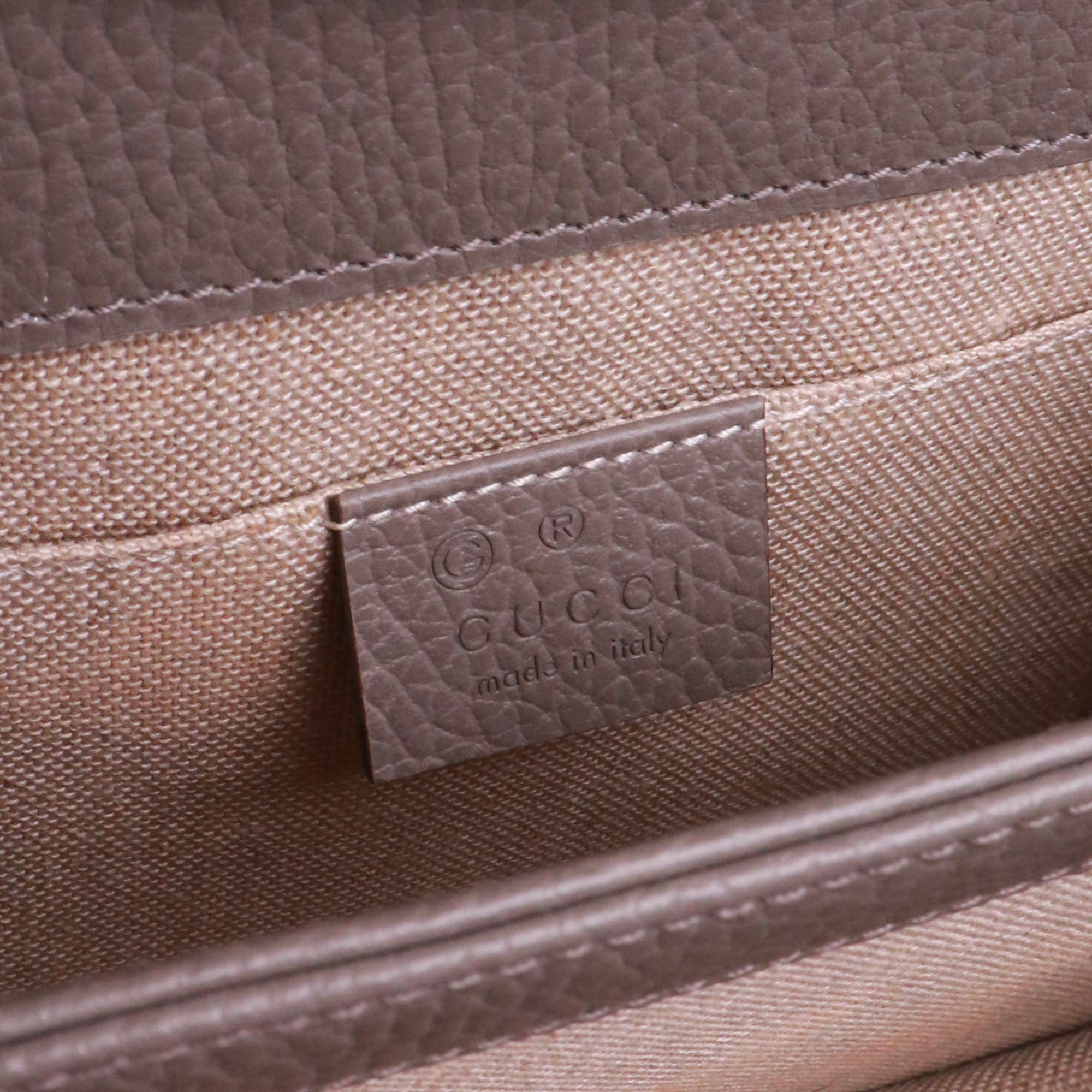 GUCCI - Sac à bandoulière Interlocking Gucci en cuir grainé gris
