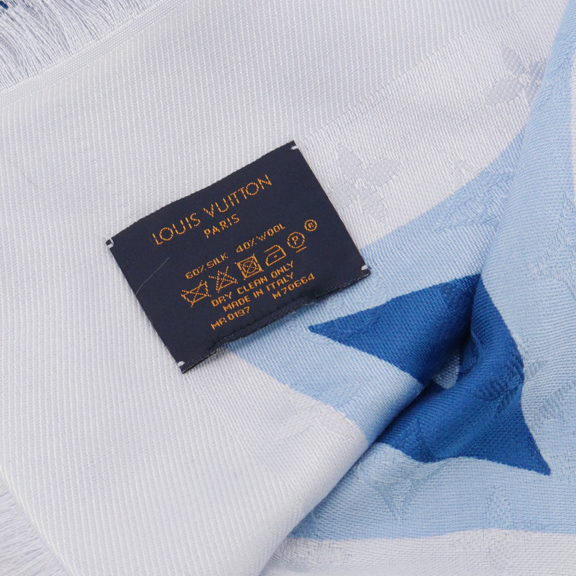 LOUIS VUITTON - Châle Monogram Classic Louis Vuitton en soie bleu