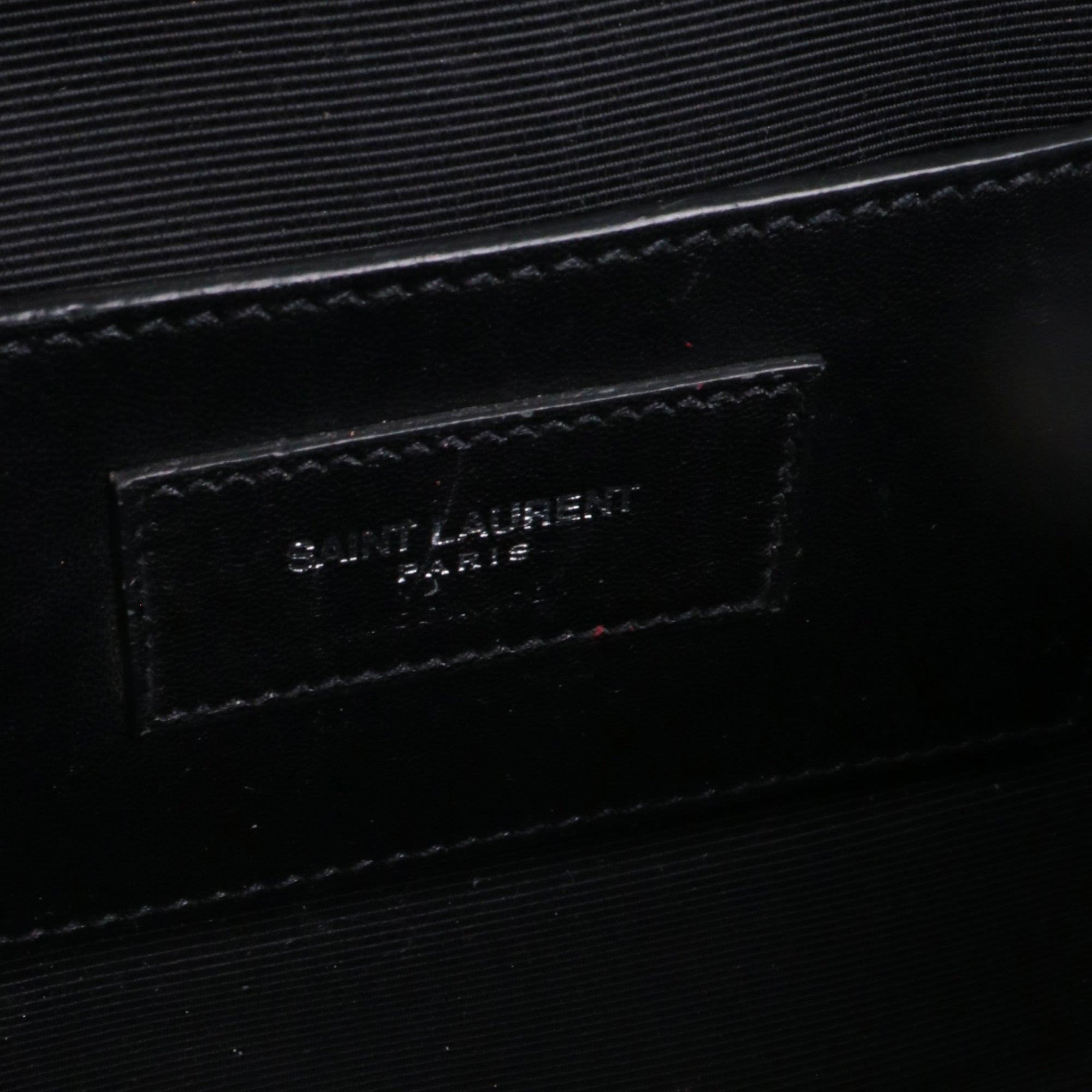 SAINT LAURENT - Sac à bandoulière Envelope Saint Laurent à franges en cuir noir