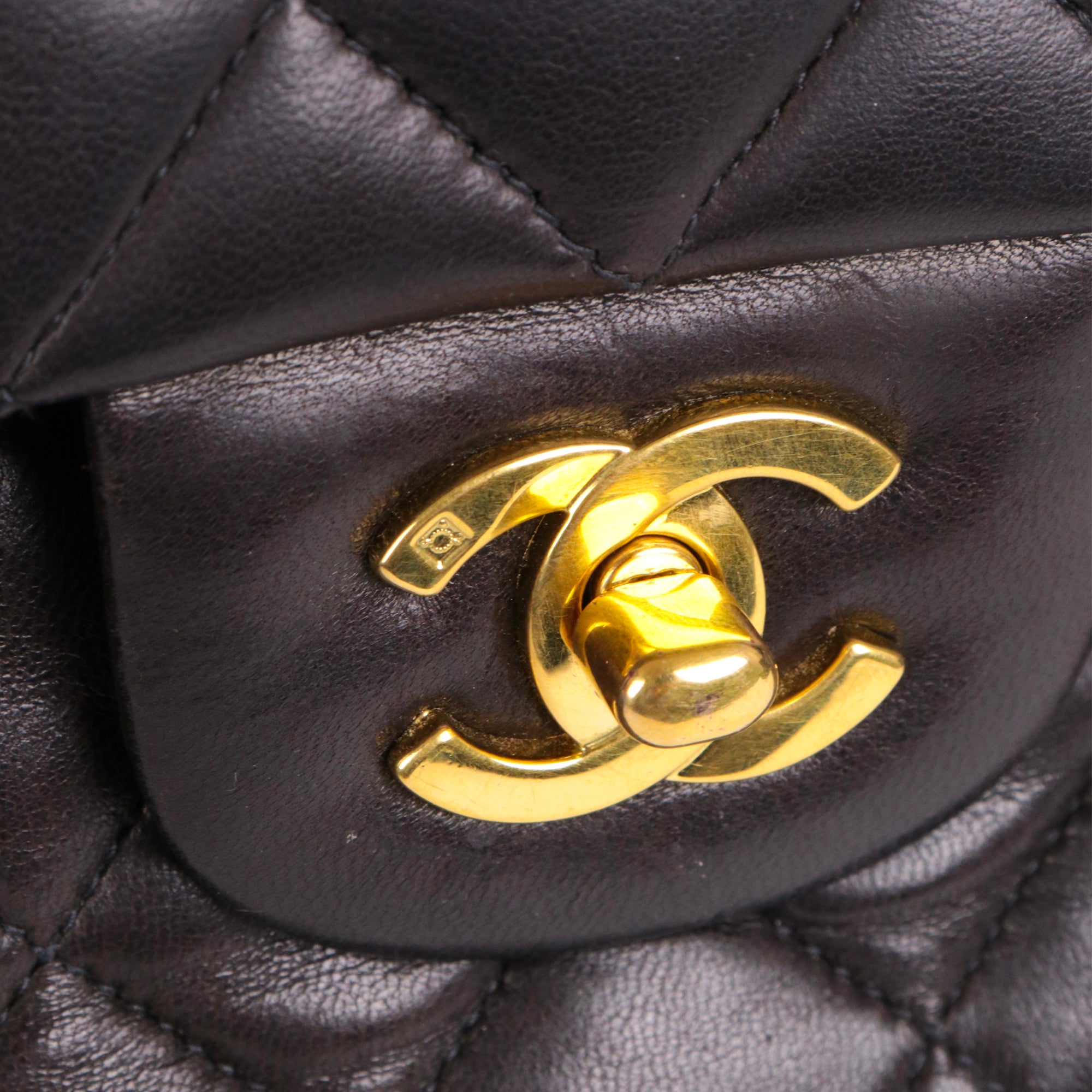 CHANEL - Sac à main Timeless/Classique medium Chanel double flap en cuir matelassé noir vintage