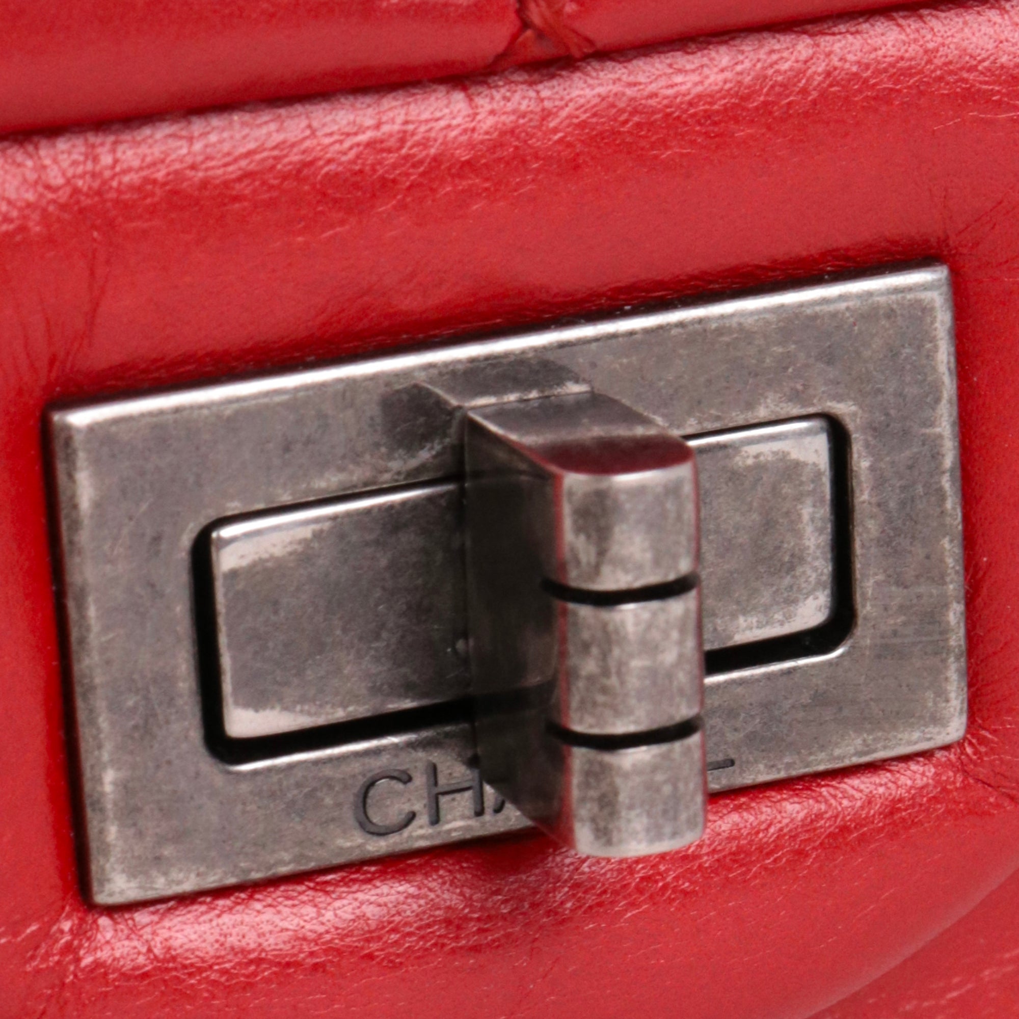 CHANEL - Sac à bandoulière 2.55 Chanel medium en cuir froissé rouge
