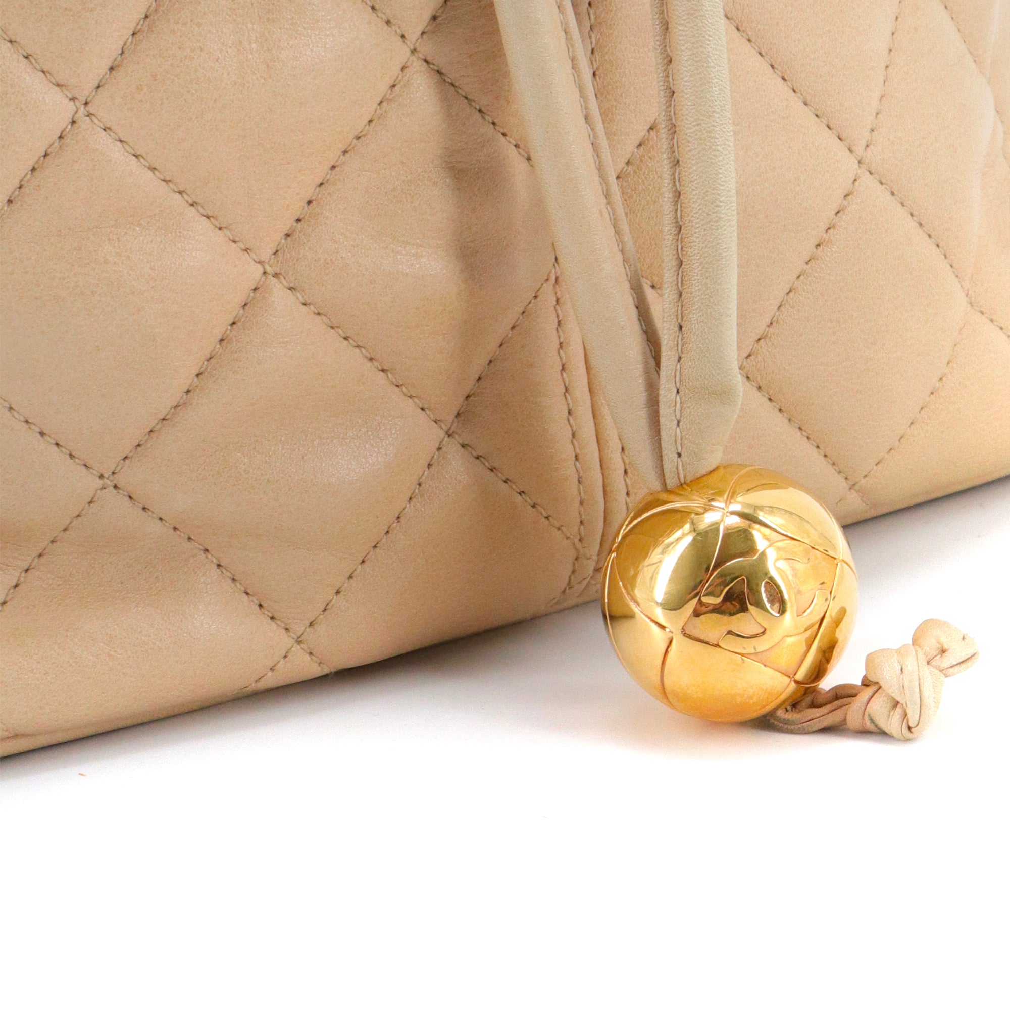 CHANEL - Sac à bandoulière Cocoball Chanel vintage en cuir matelassé beige